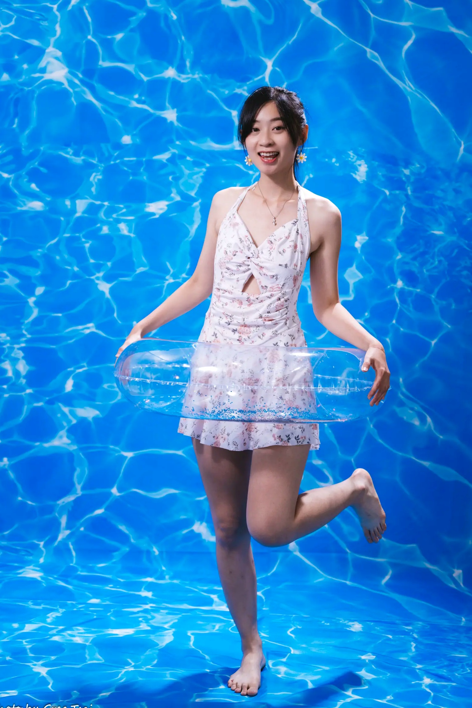 Gallery - 若颖 - 清新碎花泳池写真，元气少女梦幻球池大片 [109P]泳池清新治愈系美腿 女神私房照_秀色女神 - image 82
