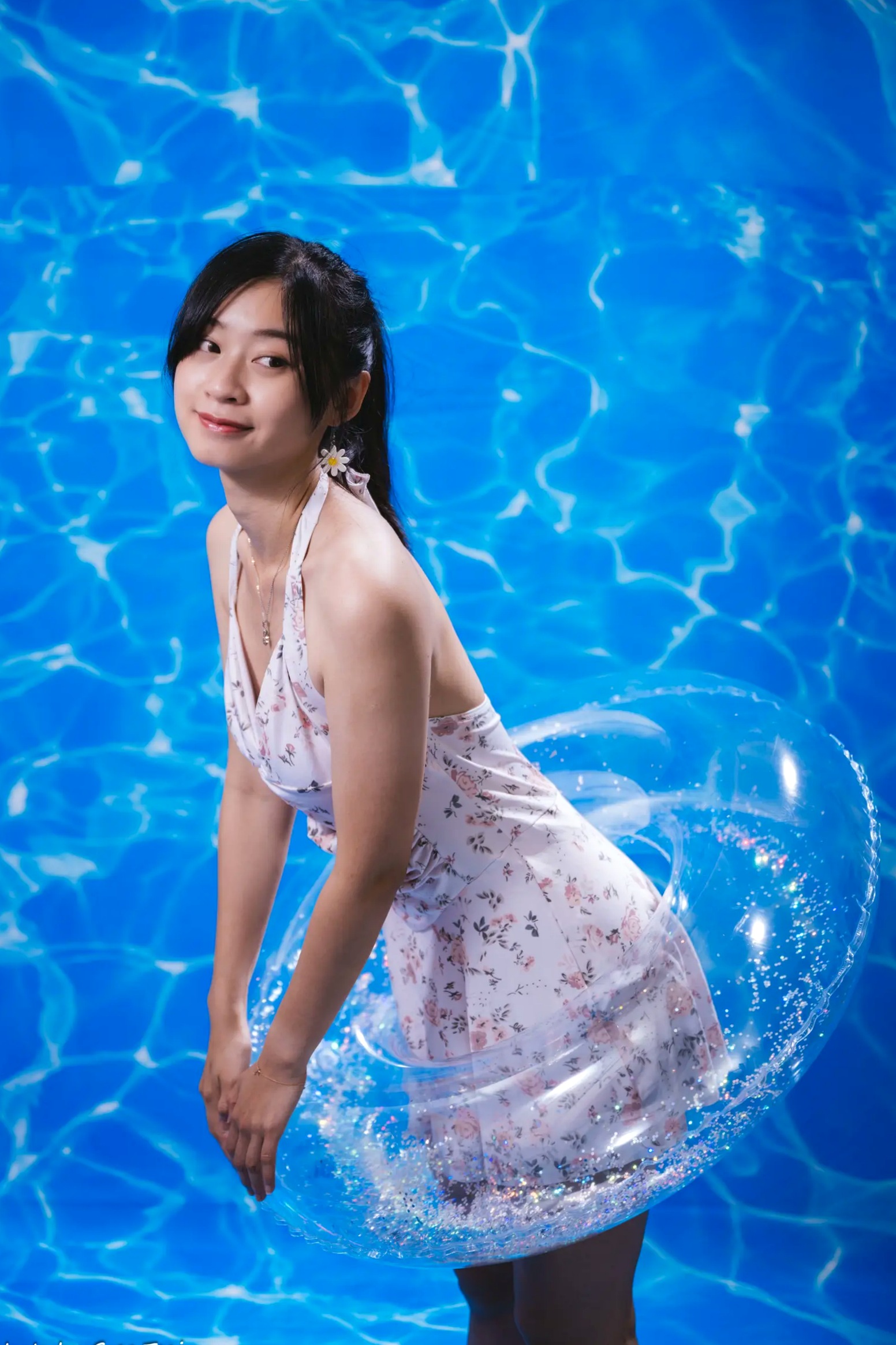 Gallery - 若颖 - 清新碎花泳池写真，元气少女梦幻球池大片 [109P]泳池清新治愈系美腿 女神私房照_秀色女神 - image 84