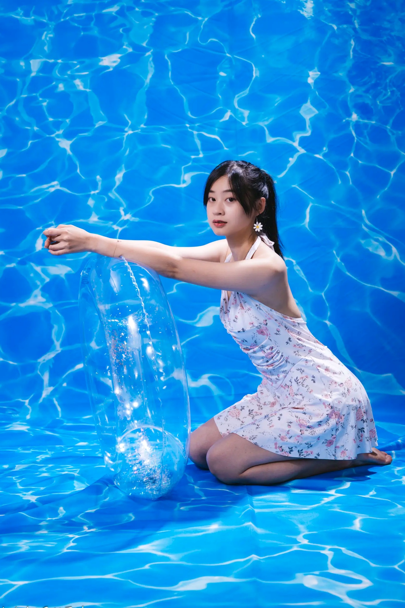 Gallery - 若颖 - 清新碎花泳池写真，元气少女梦幻球池大片 [109P]泳池清新治愈系美腿 女神私房照_秀色女神 - image 85