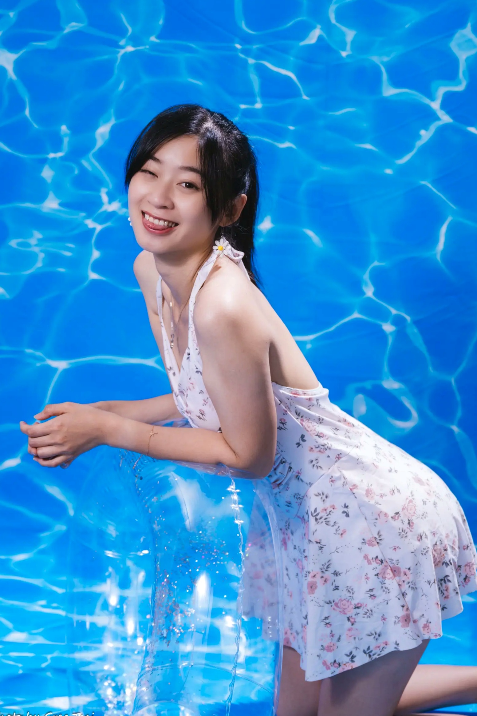 Gallery - 若颖 - 清新碎花泳池写真，元气少女梦幻球池大片 [109P]泳池清新治愈系美腿 女神私房照_秀色女神 - image 86