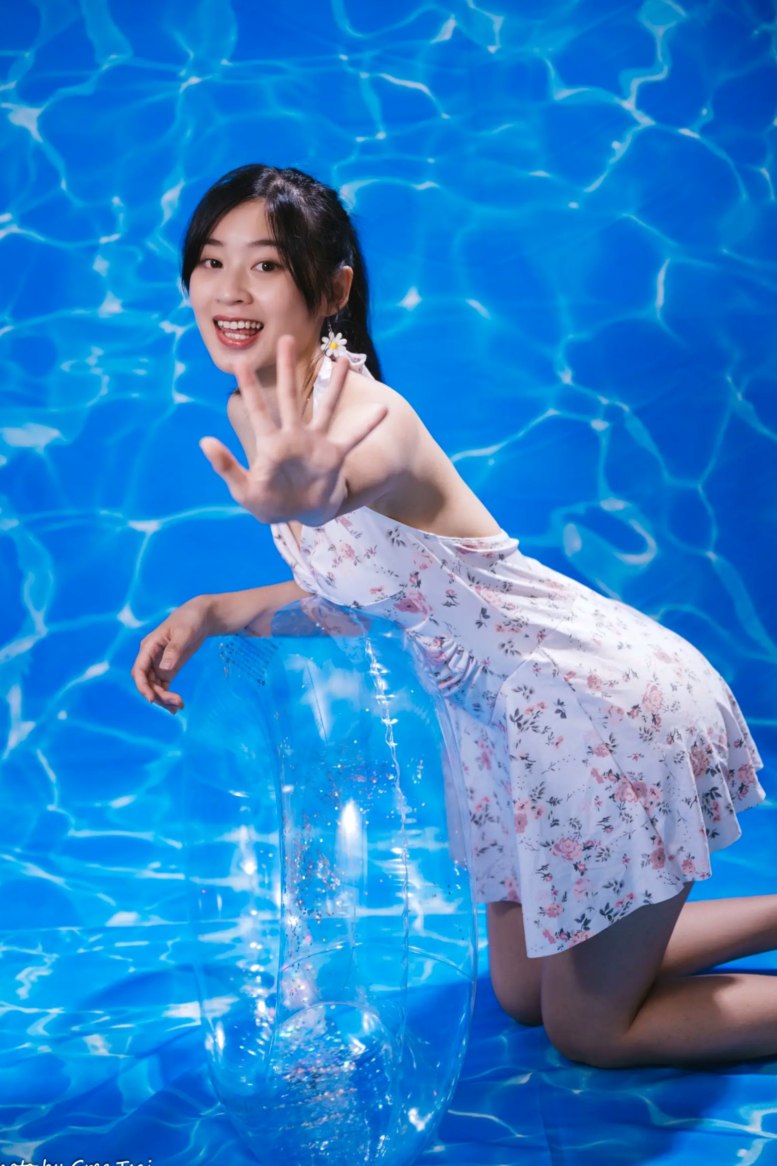 Gallery - 若颖 - 清新碎花泳池写真，元气少女梦幻球池大片 [109P]泳池清新治愈系美腿 女神私房照_秀色女神 - image 87