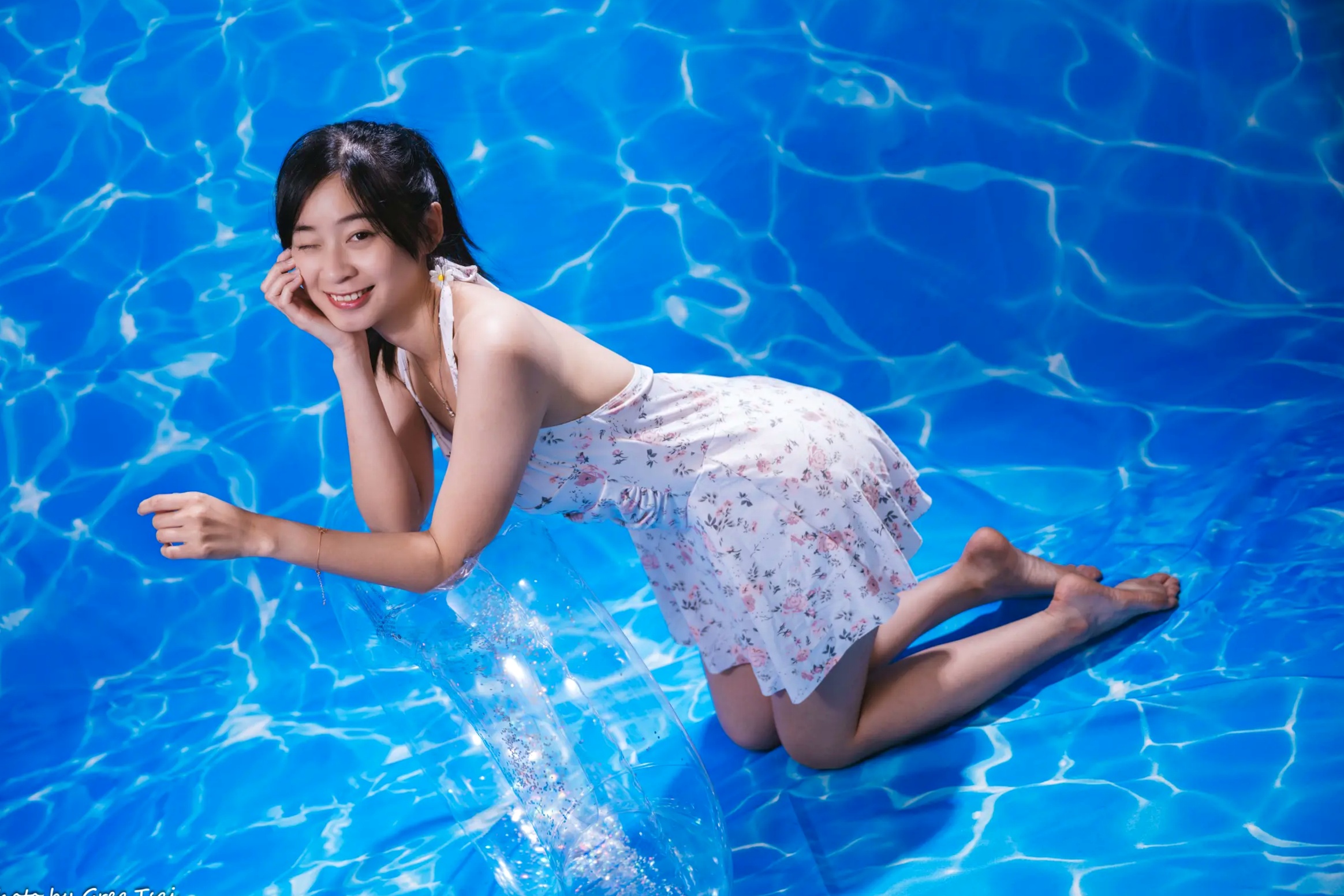 Gallery - 若颖 - 清新碎花泳池写真，元气少女梦幻球池大片 [109P]泳池清新治愈系美腿 女神私房照_秀色女神 - image 88