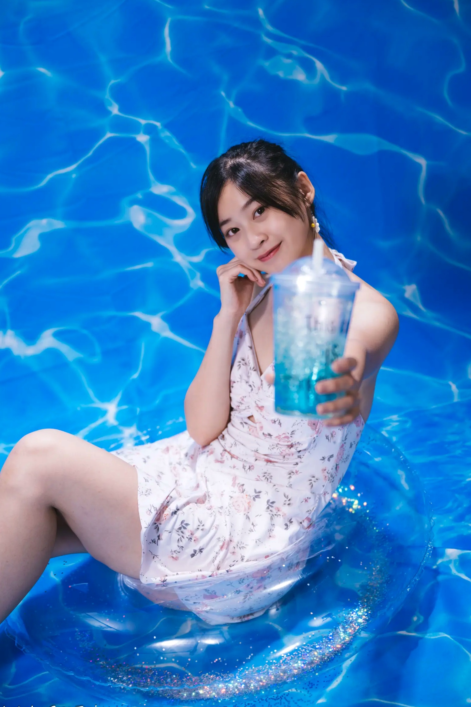 Gallery - 若颖 - 清新碎花泳池写真，元气少女梦幻球池大片 [109P]泳池清新治愈系美腿 女神私房照_秀色女神 - image 92