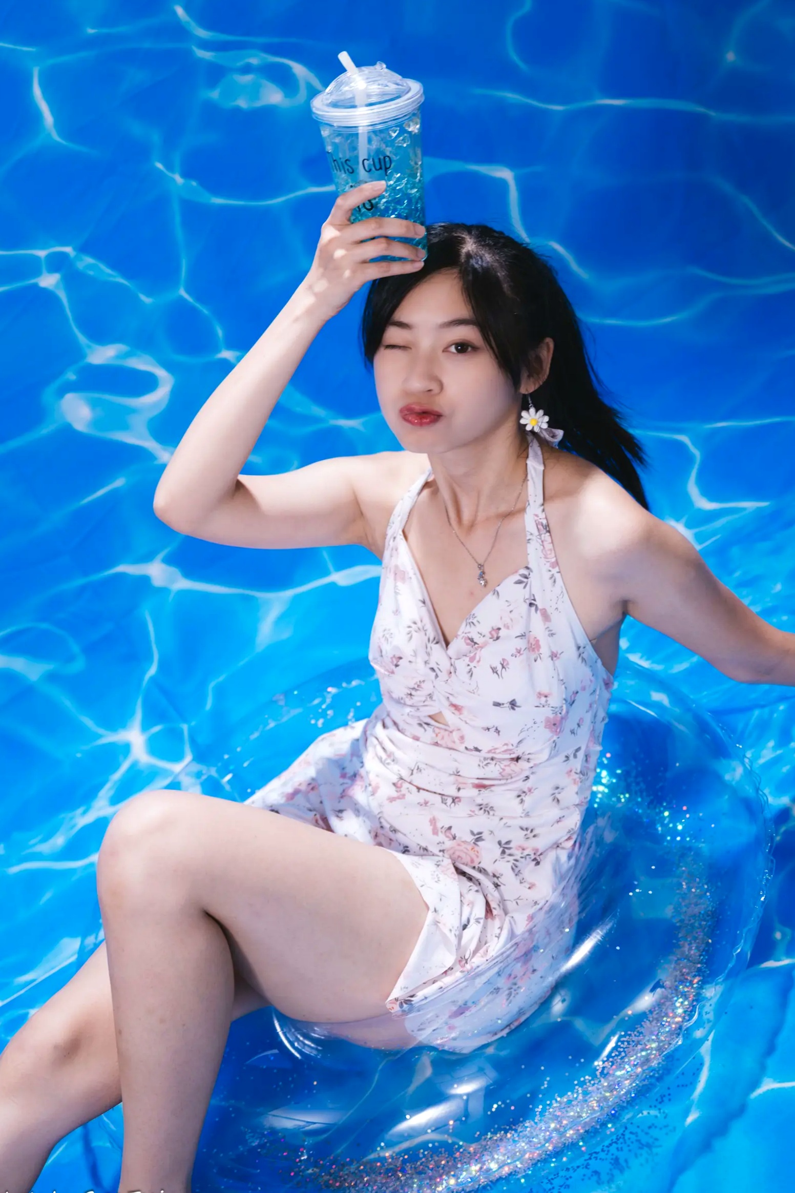 Gallery - 若颖 - 清新碎花泳池写真，元气少女梦幻球池大片 [109P]泳池清新治愈系美腿 女神私房照_秀色女神 - image 95