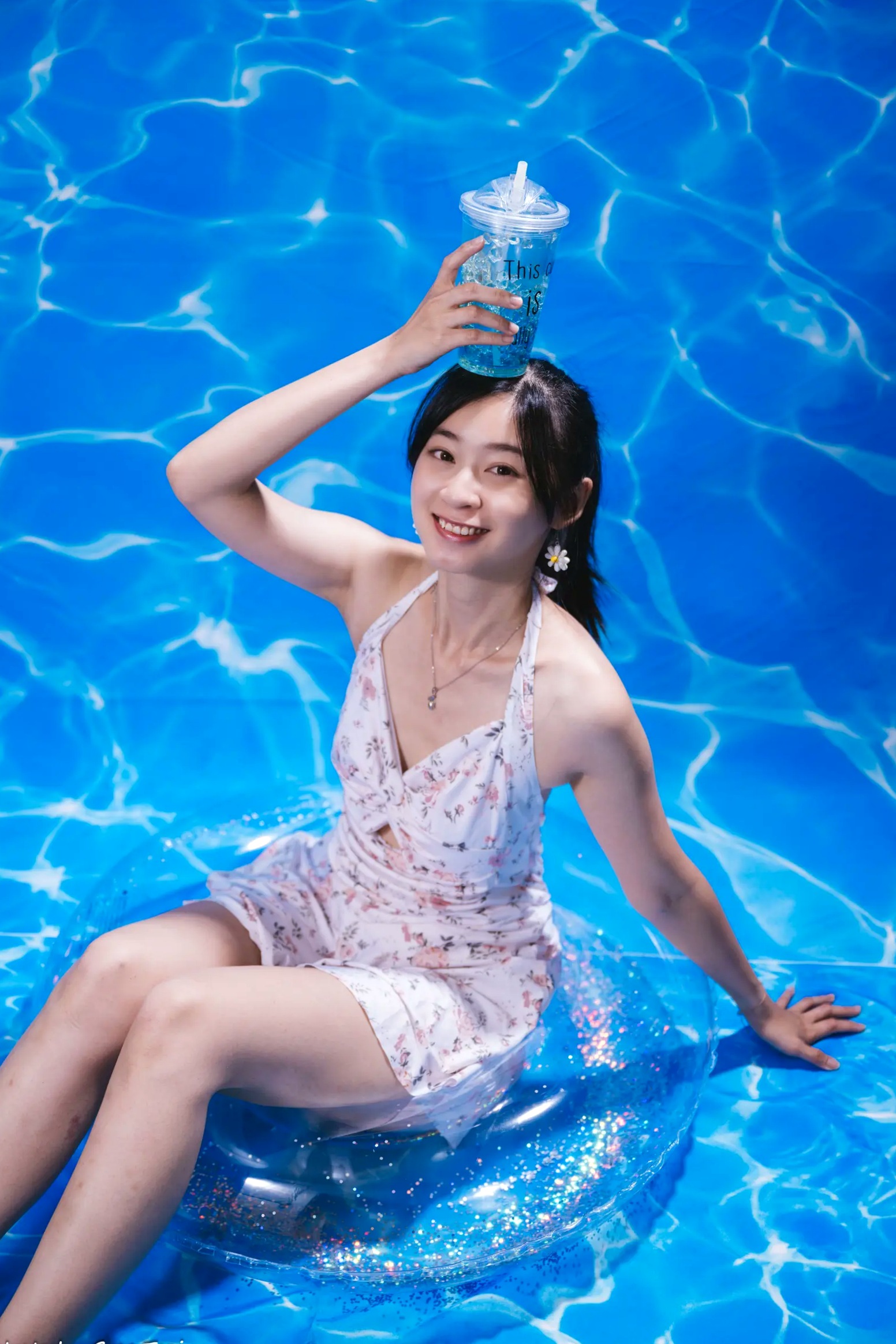 Gallery - 若颖 - 清新碎花泳池写真，元气少女梦幻球池大片 [109P]泳池清新治愈系美腿 女神私房照_秀色女神 - image 100