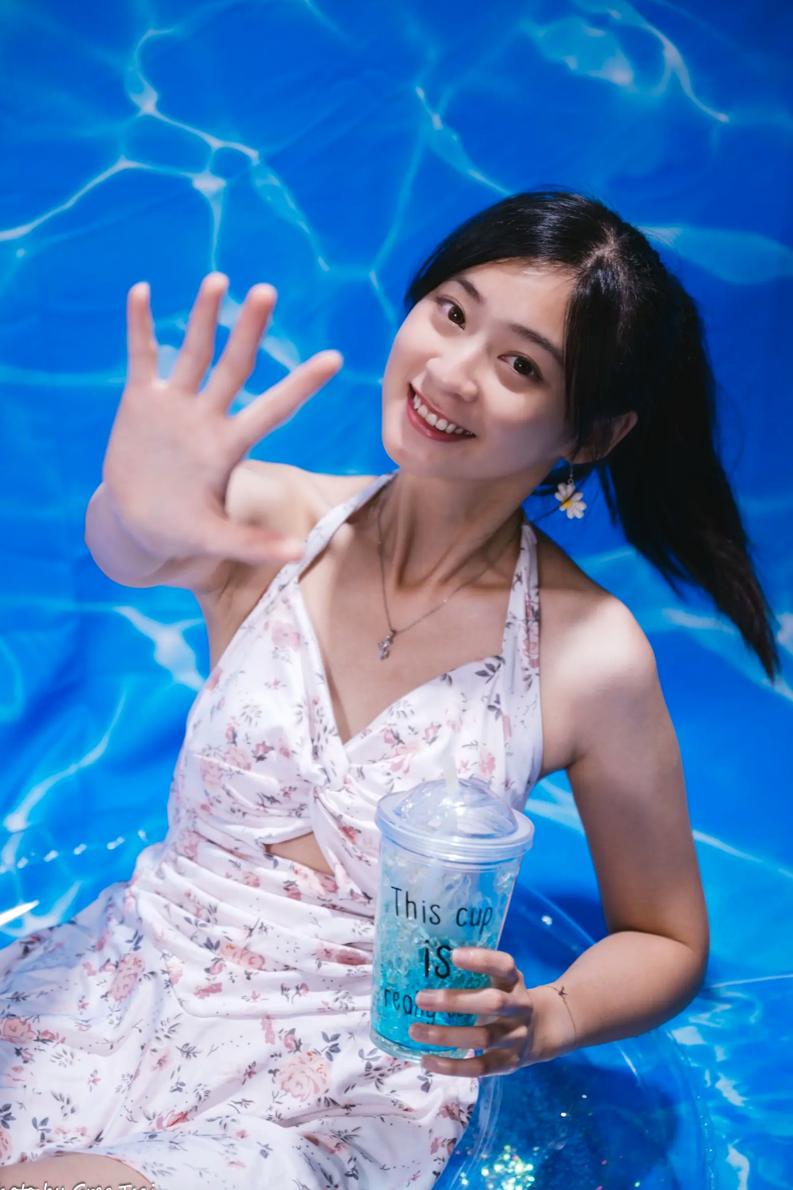 Gallery - 若颖 - 清新碎花泳池写真，元气少女梦幻球池大片 [109P]泳池清新治愈系美腿 女神私房照_秀色女神 - image 103