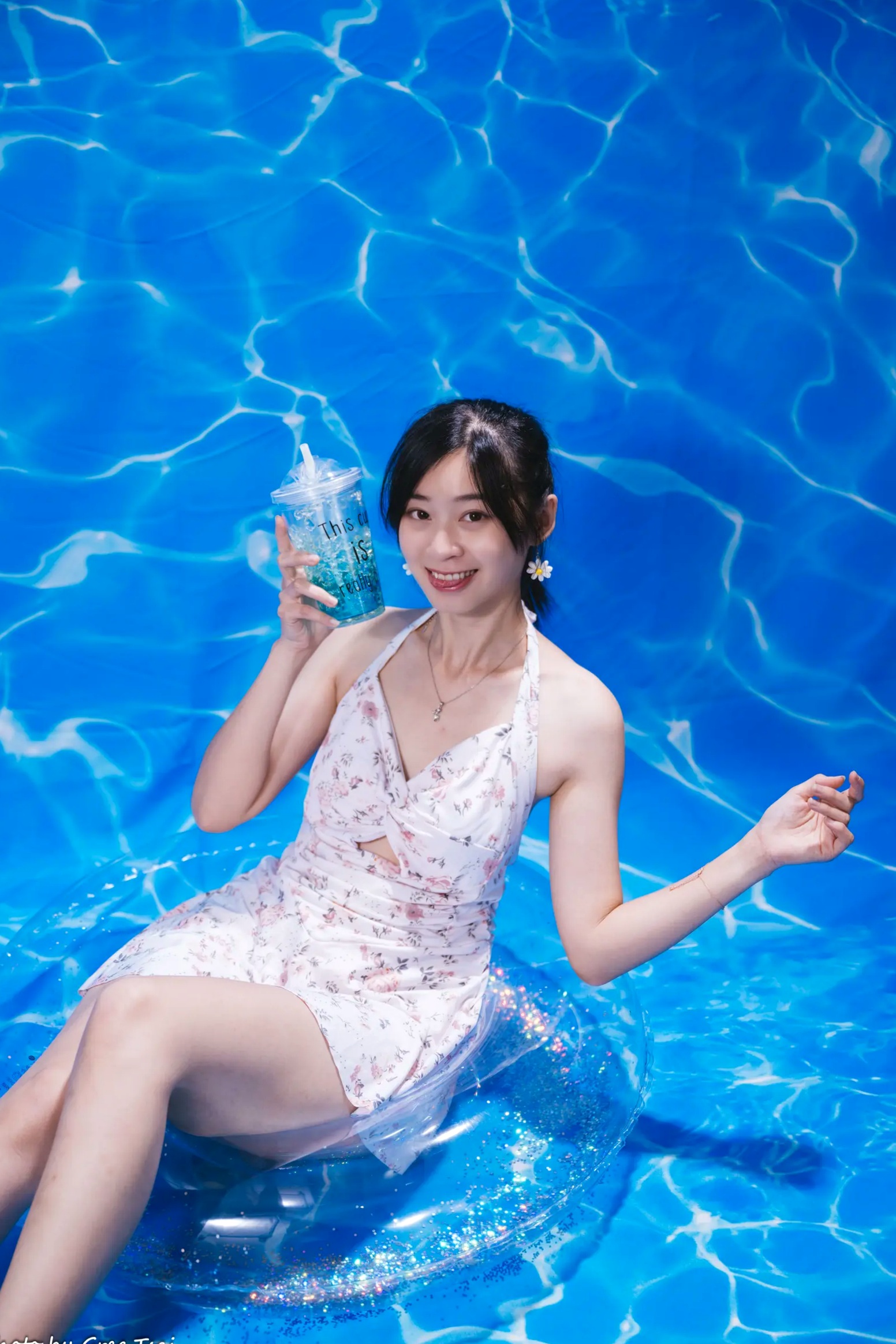 Gallery - 若颖 - 清新碎花泳池写真，元气少女梦幻球池大片 [109P]泳池清新治愈系美腿 女神私房照_秀色女神 - image 107