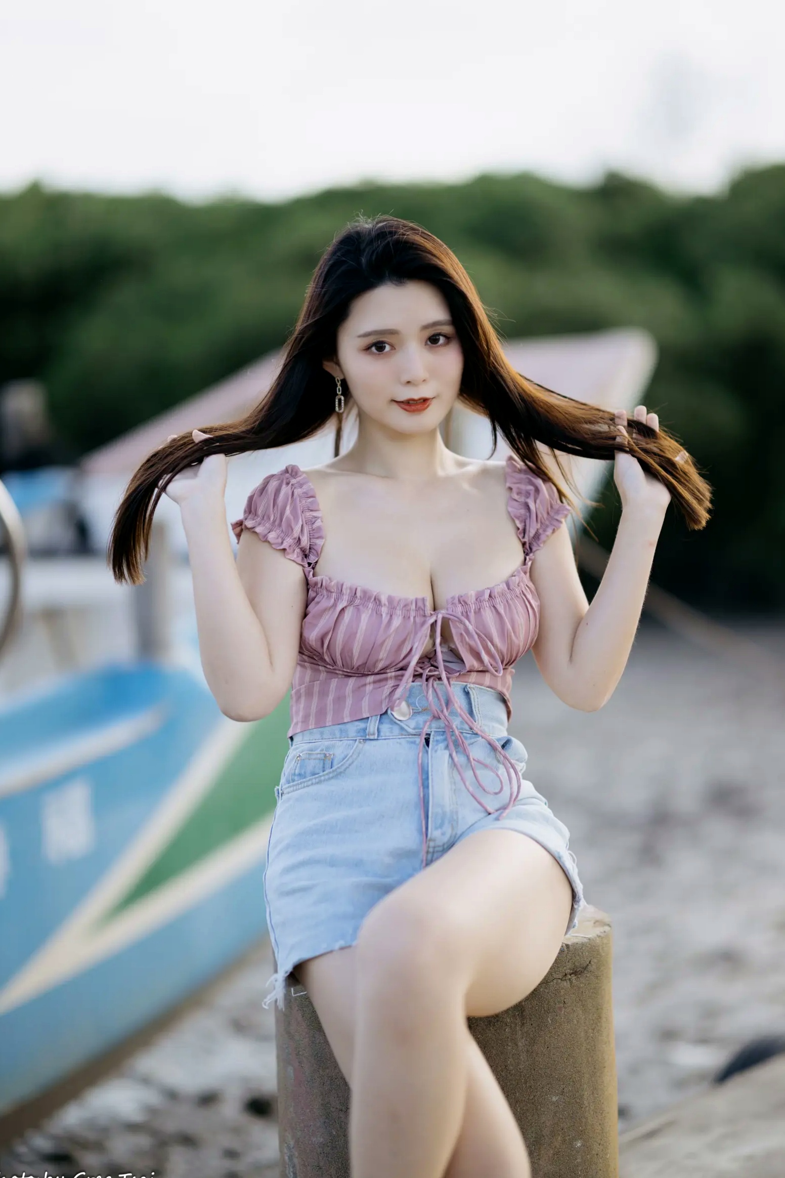 Gallery - 筱筱 - 八里户外街拍写真，粉色露肩上衣配短裤，尽显傲人身材与甜美气质户外街拍性感气质女神 女神私房照_秀色女神 - image 2