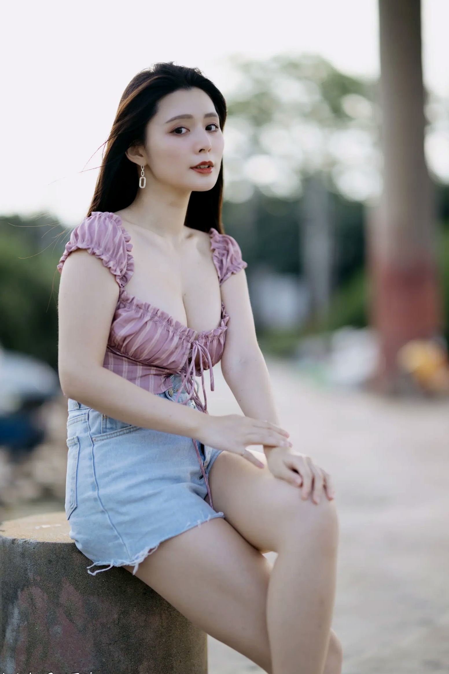 Gallery - 筱筱 - 八里户外街拍写真，粉色露肩上衣配短裤，尽显傲人身材与甜美气质户外街拍性感气质女神 女神私房照_秀色女神 - image 3