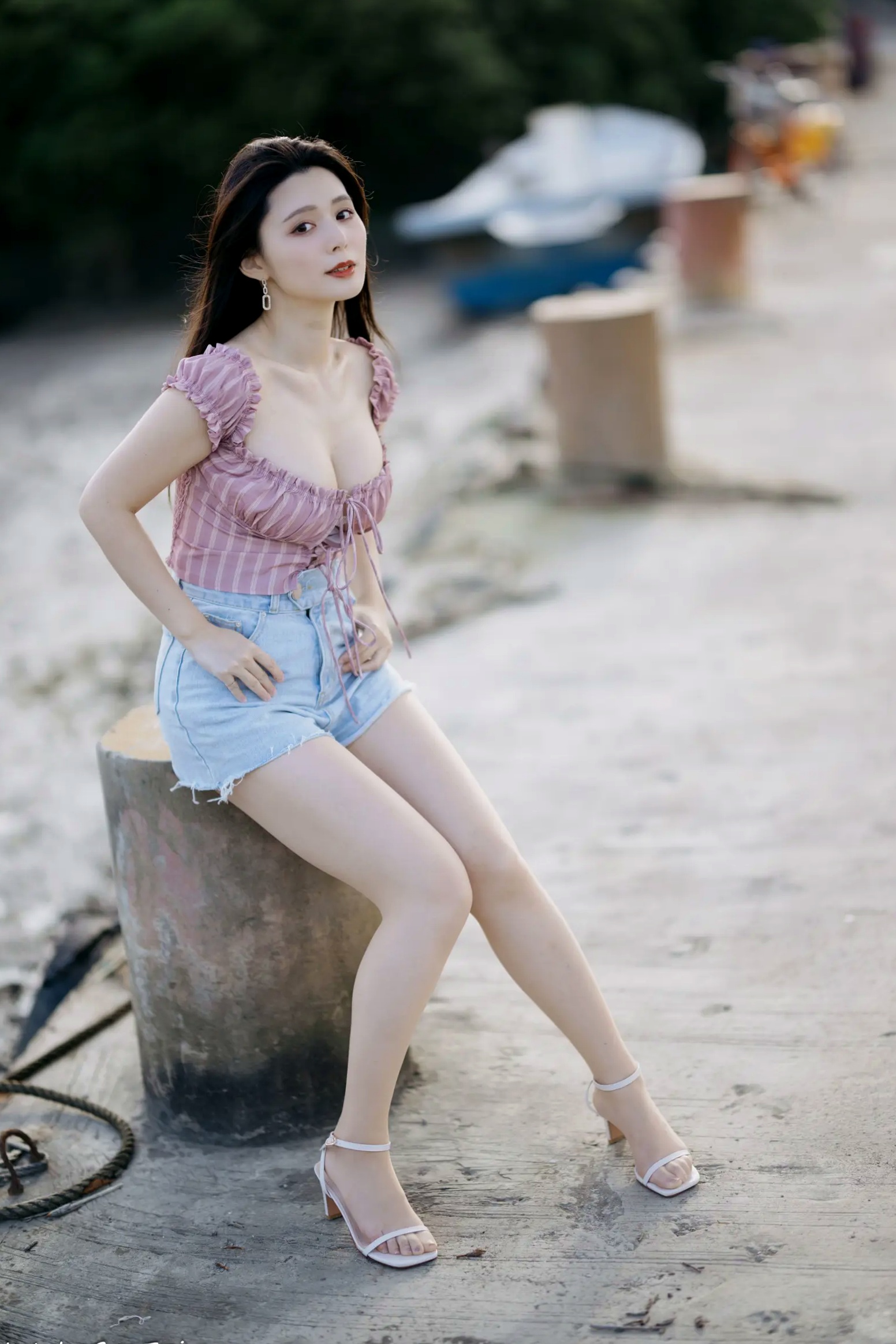 Gallery - 筱筱 - 八里户外街拍写真，粉色露肩上衣配短裤，尽显傲人身材与甜美气质户外街拍性感气质女神 女神私房照_秀色女神 - image 4