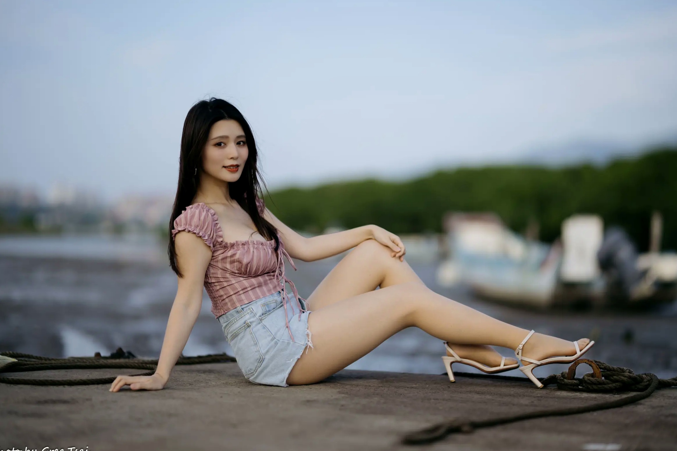 Gallery - 筱筱 - 八里户外街拍写真，粉色露肩上衣配短裤，尽显傲人身材与甜美气质户外街拍性感气质女神 女神私房照_秀色女神 - image 7