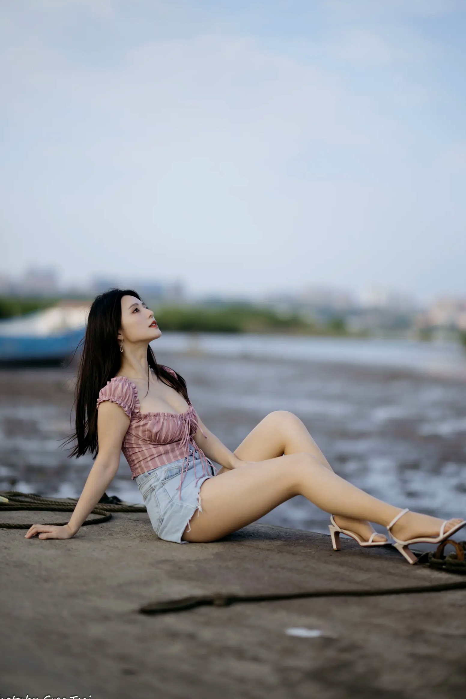 Gallery - 筱筱 - 八里户外街拍写真，粉色露肩上衣配短裤，尽显傲人身材与甜美气质户外街拍性感气质女神 女神私房照_秀色女神 - image 9