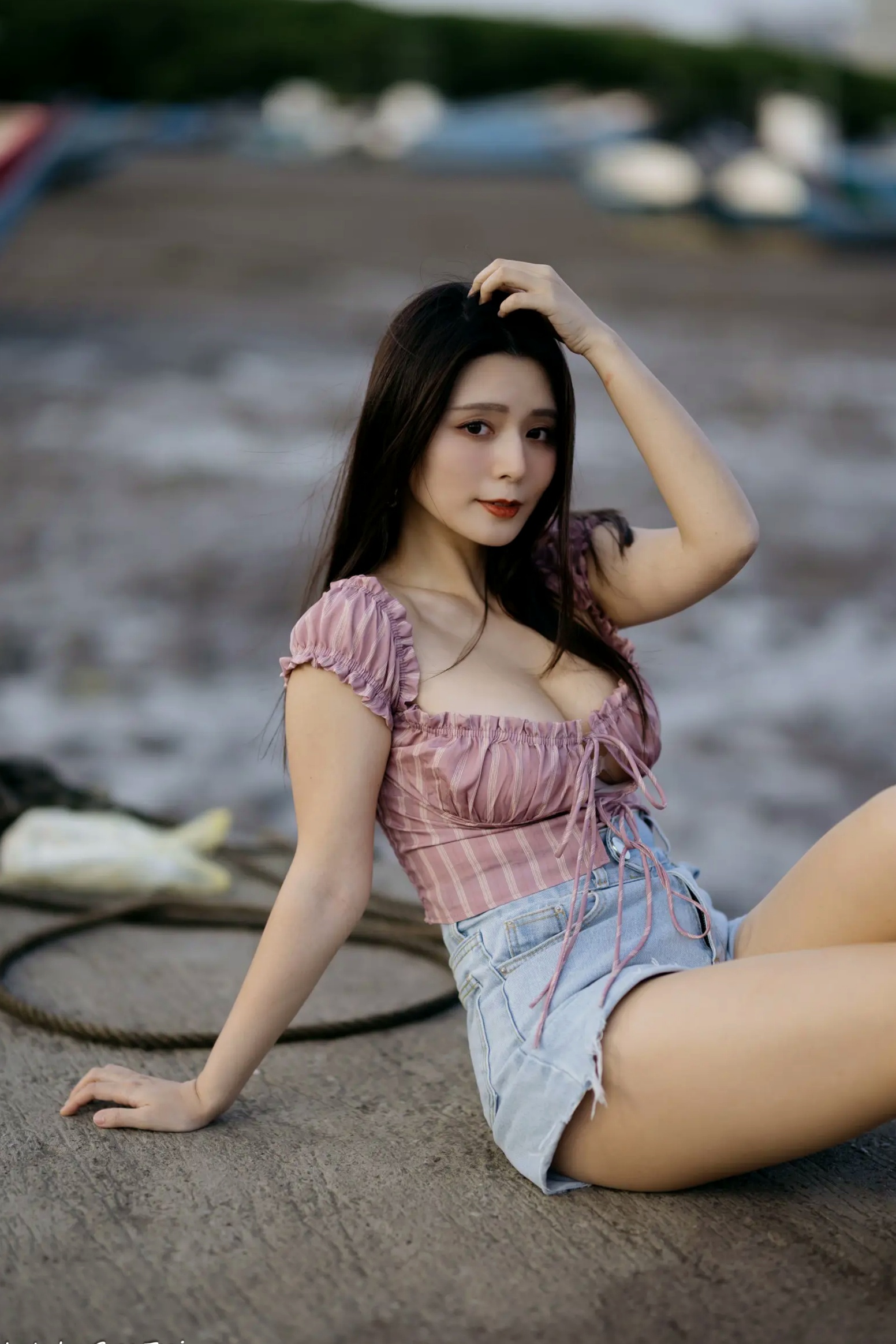 Gallery - 筱筱 - 八里户外街拍写真，粉色露肩上衣配短裤，尽显傲人身材与甜美气质户外街拍性感气质女神 女神私房照_秀色女神 - image 10