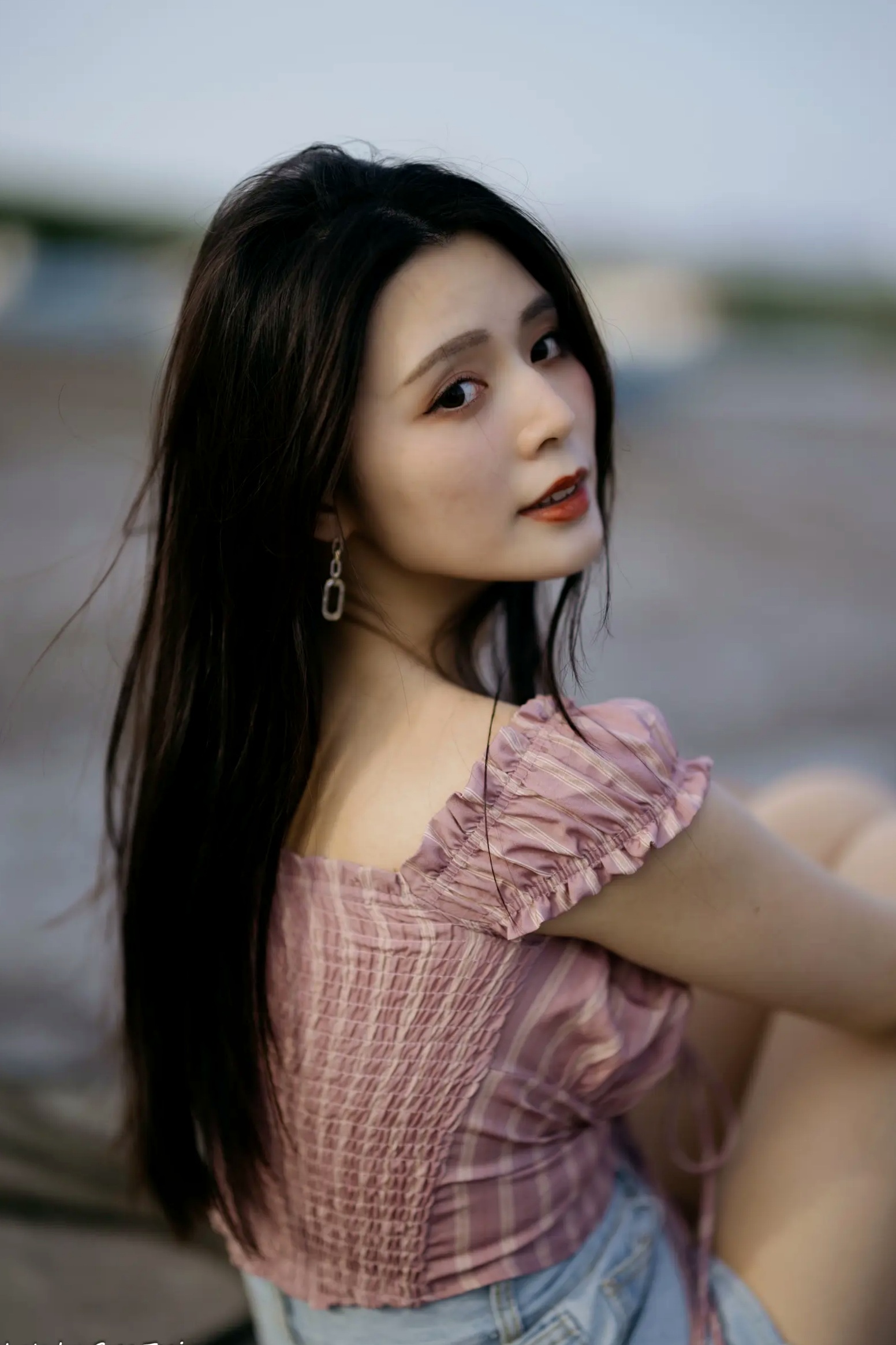 Gallery - 筱筱 - 八里户外街拍写真，粉色露肩上衣配短裤，尽显傲人身材与甜美气质户外街拍性感气质女神 女神私房照_秀色女神 - image 13