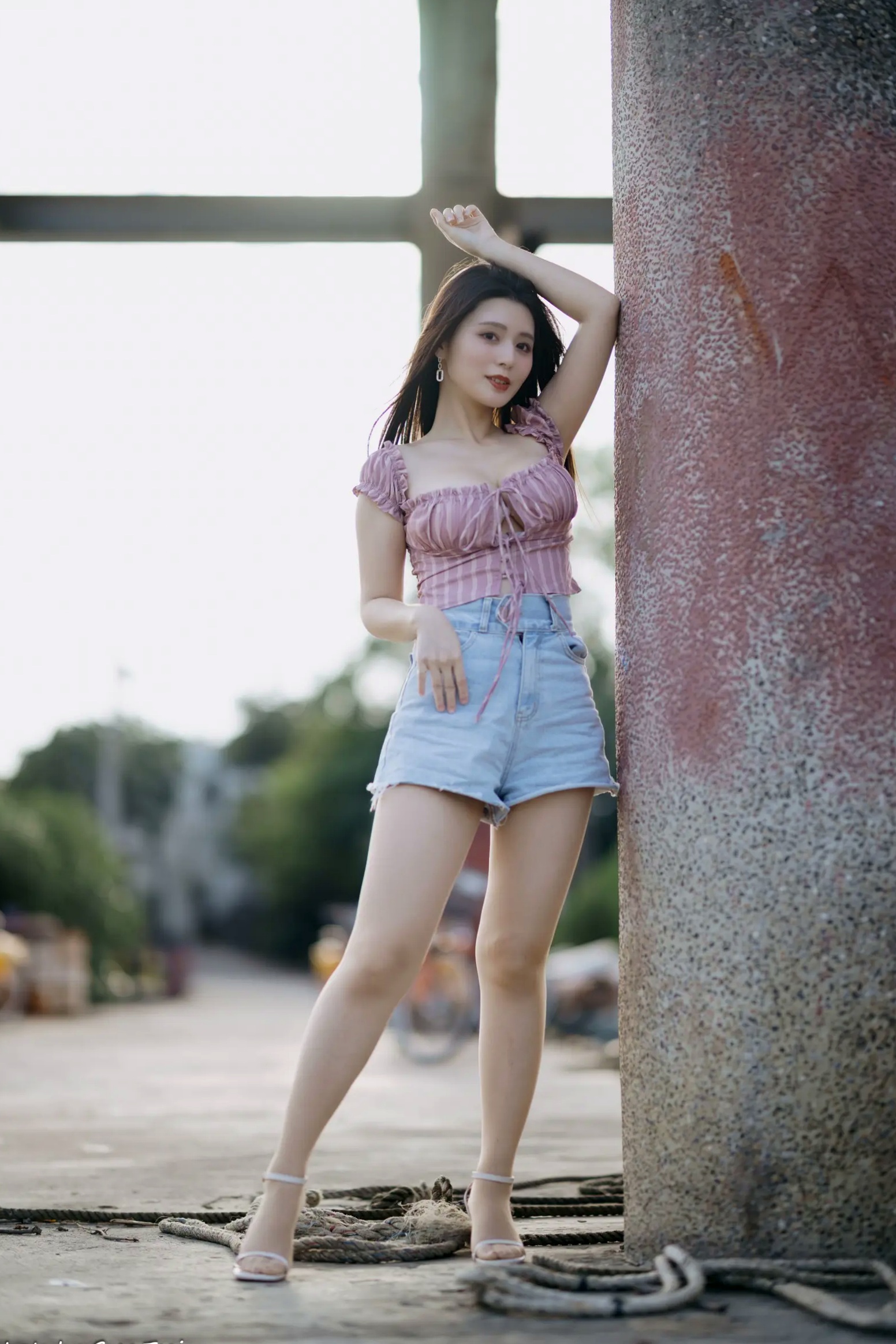 Gallery - 筱筱 - 八里户外街拍写真，粉色露肩上衣配短裤，尽显傲人身材与甜美气质户外街拍性感气质女神 女神私房照_秀色女神 - image 14