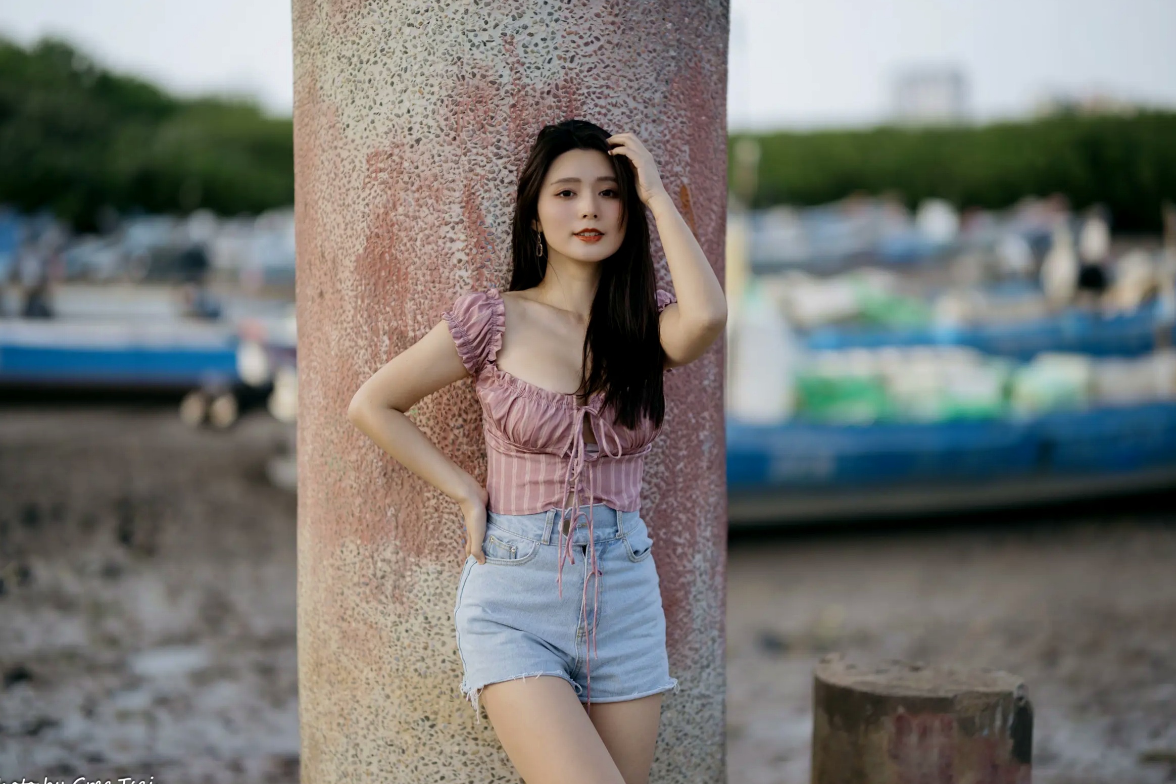 Gallery - 筱筱 - 八里户外街拍写真，粉色露肩上衣配短裤，尽显傲人身材与甜美气质户外街拍性感气质女神 女神私房照_秀色女神 - image 19