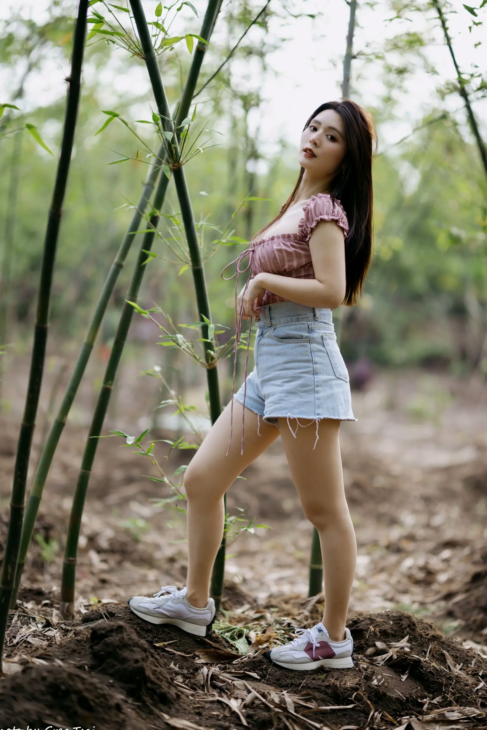 Gallery - 筱筱 - 八里户外街拍写真，粉色露肩上衣配短裤，尽显傲人身材与甜美气质户外街拍性感气质女神 女神私房照_秀色女神 - image 21