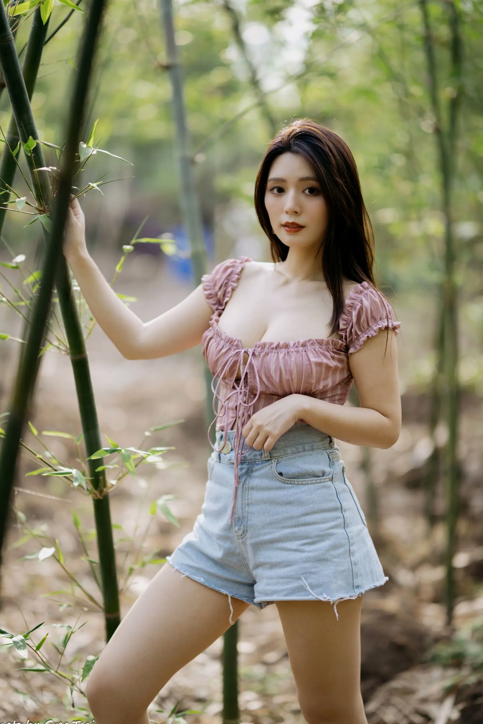 Gallery - 筱筱 - 八里户外街拍写真，粉色露肩上衣配短裤，尽显傲人身材与甜美气质户外街拍性感气质女神 女神私房照_秀色女神 - image 22