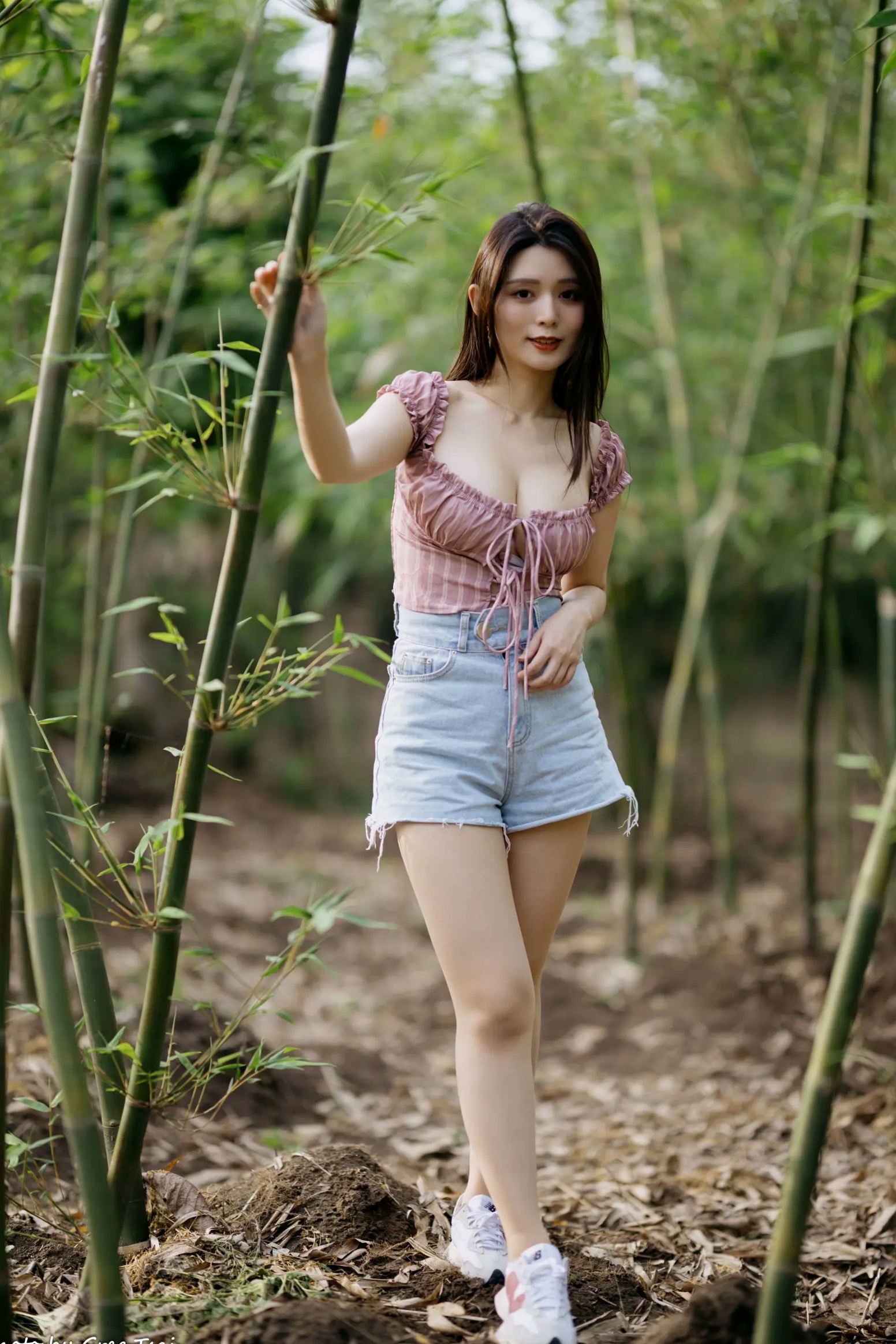 Gallery - 筱筱 - 八里户外街拍写真，粉色露肩上衣配短裤，尽显傲人身材与甜美气质户外街拍性感气质女神 女神私房照_秀色女神 - image 24