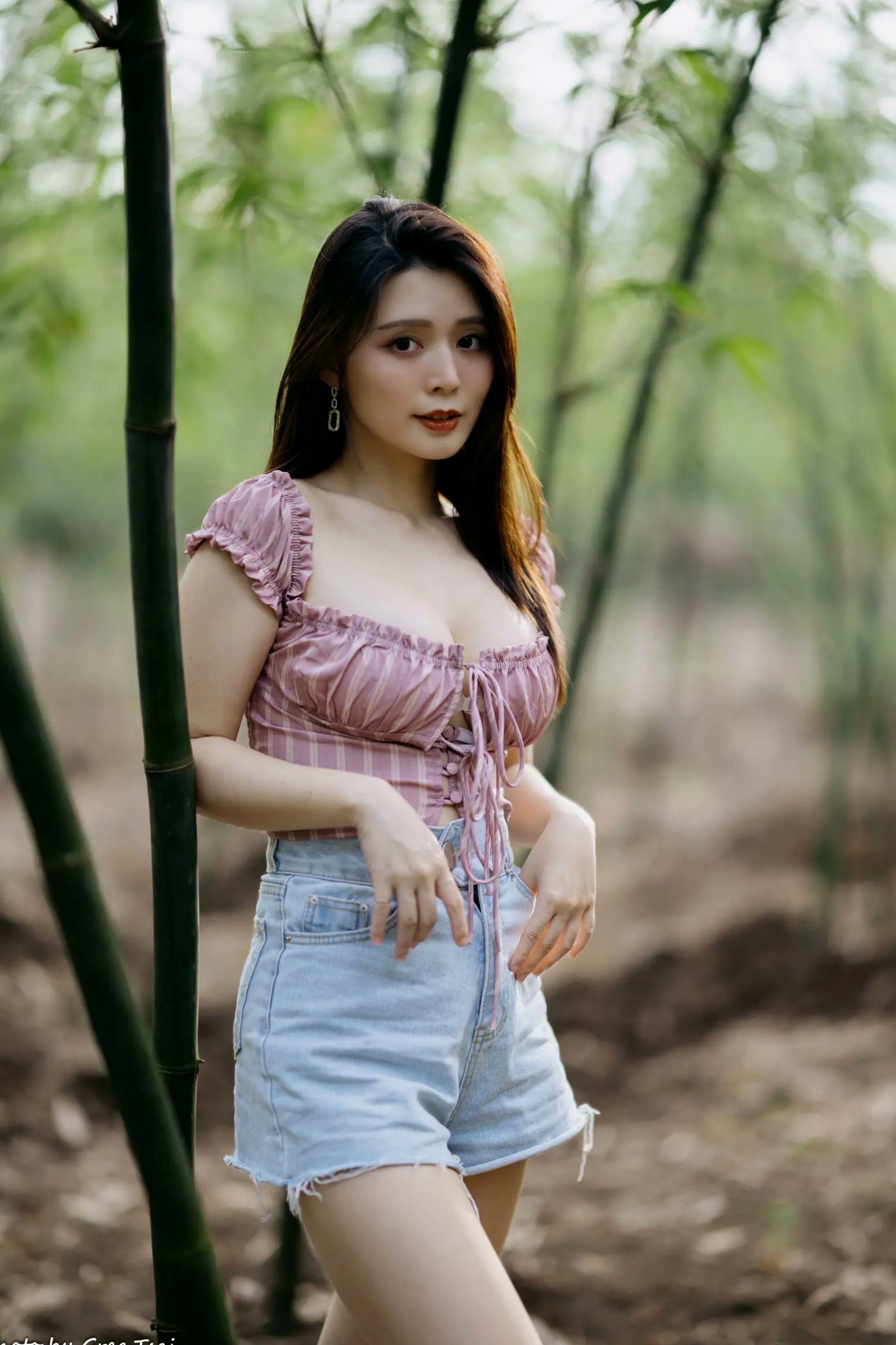 Gallery - 筱筱 - 八里户外街拍写真，粉色露肩上衣配短裤，尽显傲人身材与甜美气质户外街拍性感气质女神 女神私房照_秀色女神 - image 28