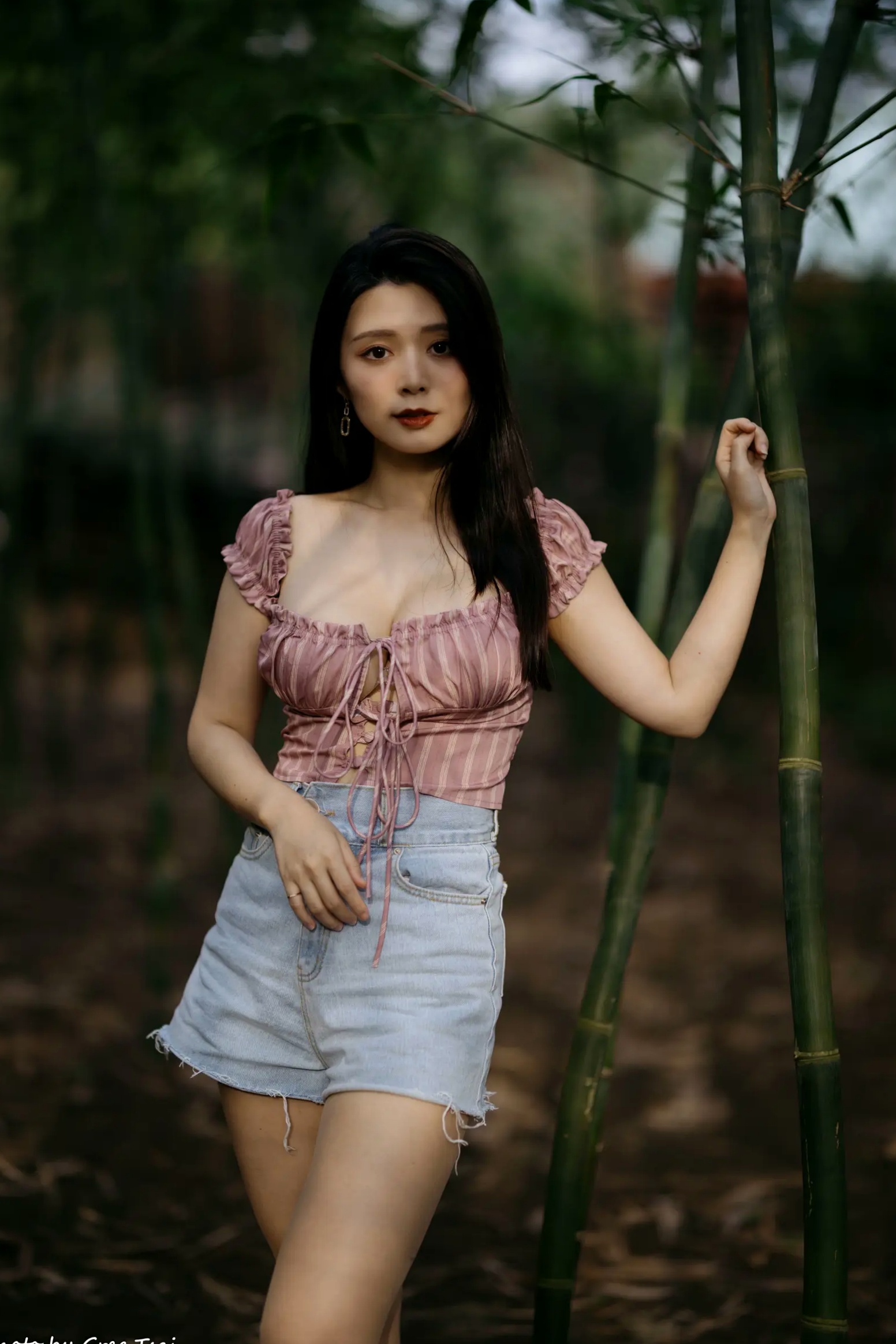 Gallery - 筱筱 - 八里户外街拍写真，粉色露肩上衣配短裤，尽显傲人身材与甜美气质户外街拍性感气质女神 女神私房照_秀色女神 - image 30