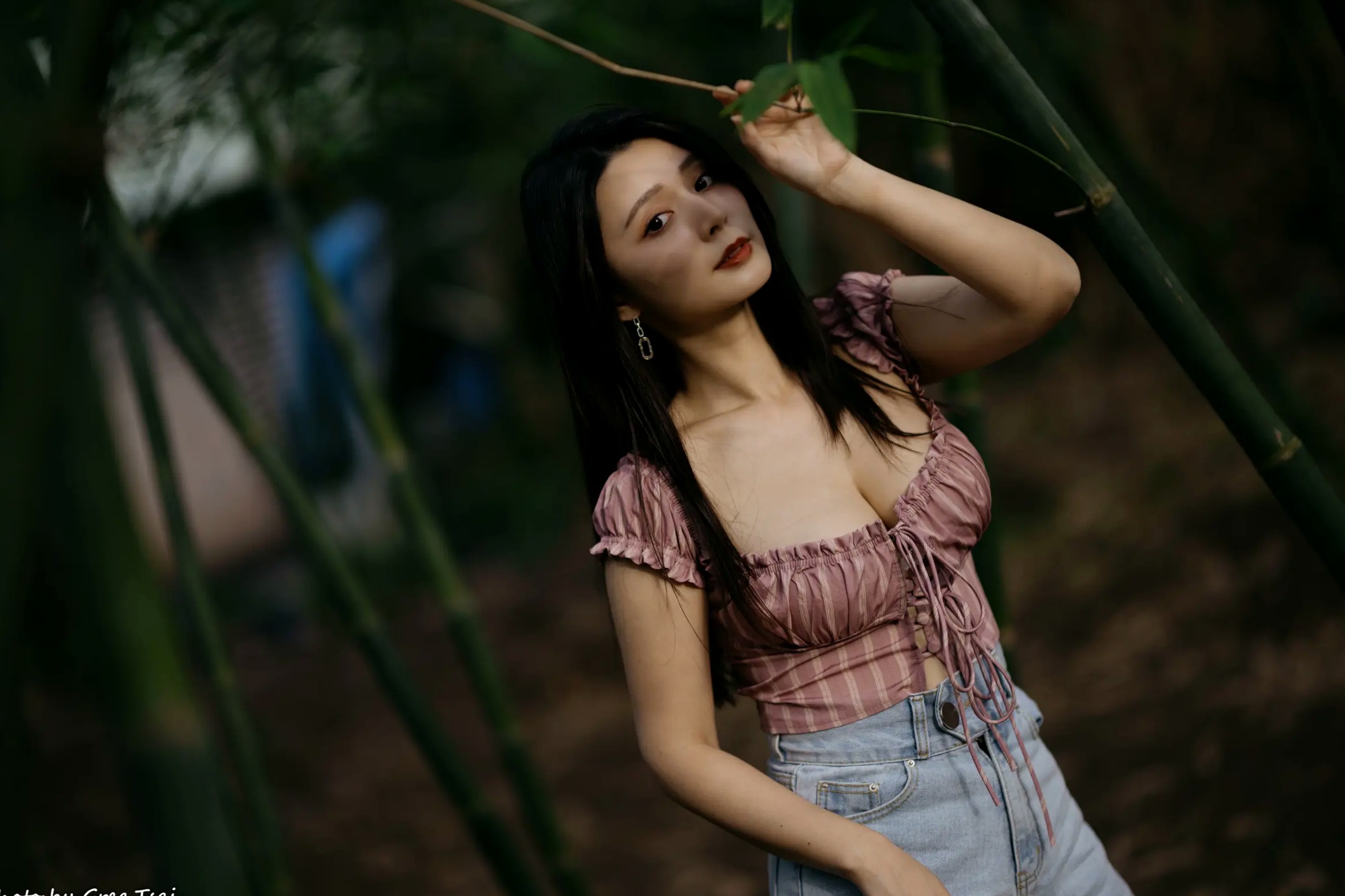 Gallery - 筱筱 - 八里户外街拍写真，粉色露肩上衣配短裤，尽显傲人身材与甜美气质户外街拍性感气质女神 女神私房照_秀色女神 - image 31