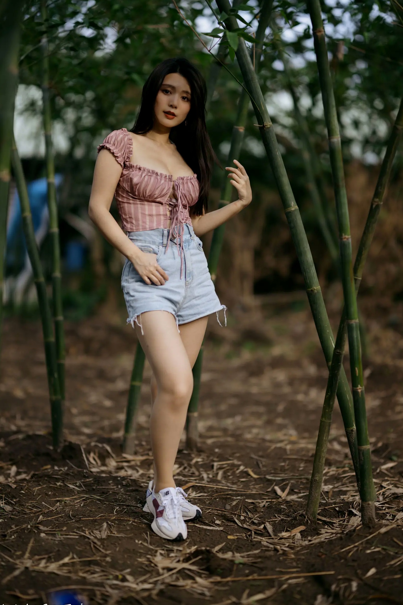 Gallery - 筱筱 - 八里户外街拍写真，粉色露肩上衣配短裤，尽显傲人身材与甜美气质户外街拍性感气质女神 女神私房照_秀色女神 - image 32