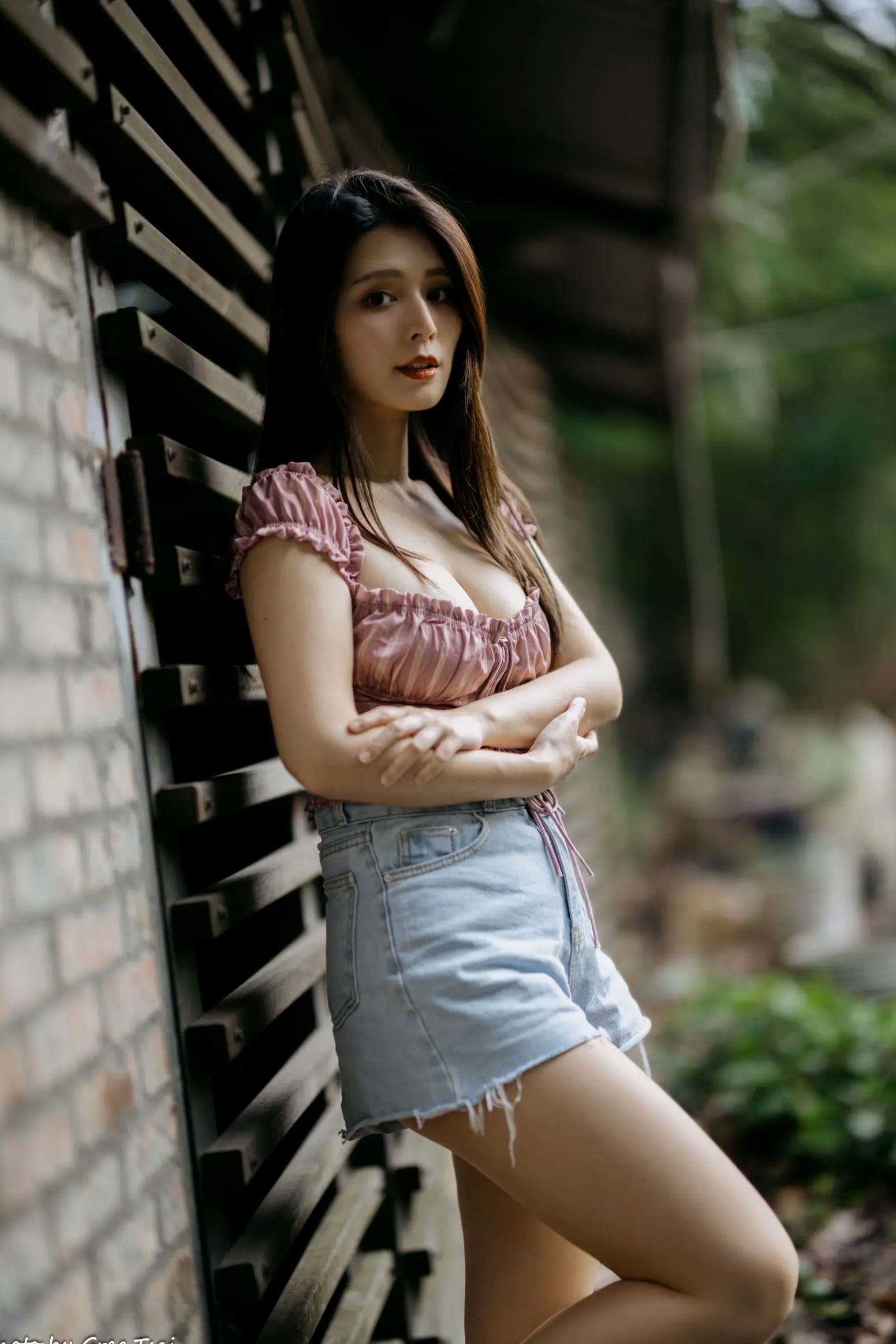 Gallery - 筱筱 - 八里户外街拍写真，粉色露肩上衣配短裤，尽显傲人身材与甜美气质户外街拍性感气质女神 女神私房照_秀色女神 - image 34