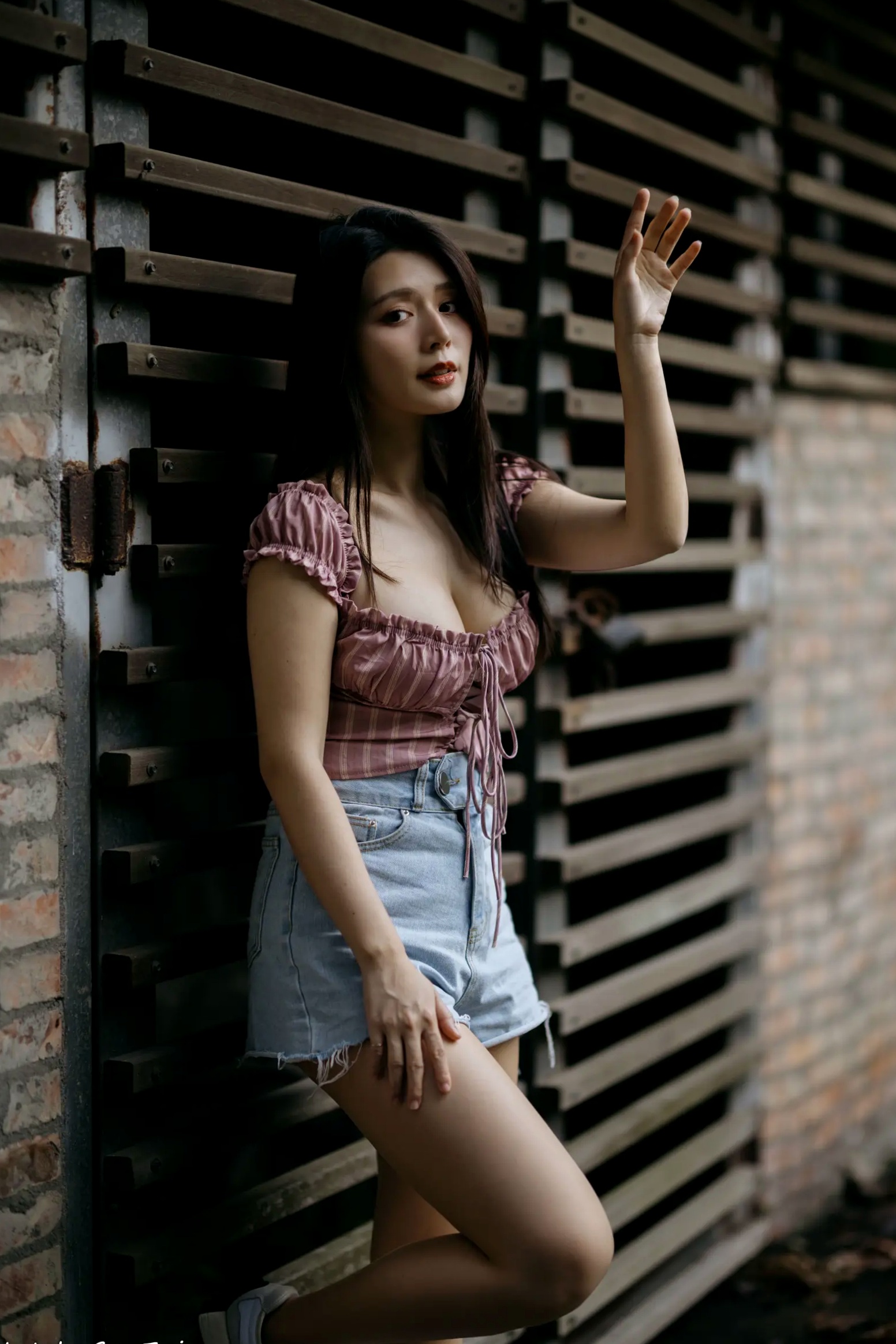 Gallery - 筱筱 - 八里户外街拍写真，粉色露肩上衣配短裤，尽显傲人身材与甜美气质户外街拍性感气质女神 女神私房照_秀色女神 - image 35