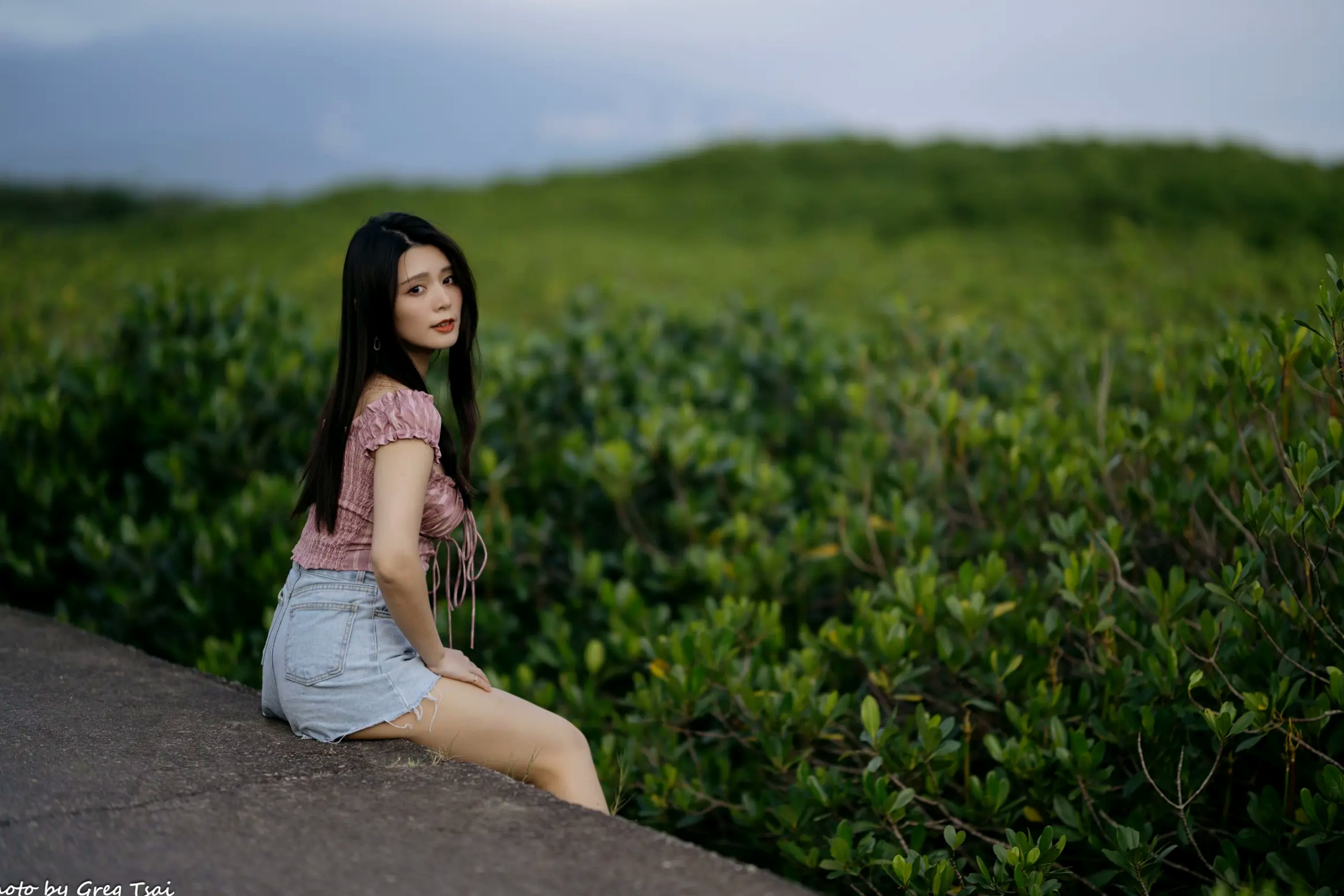 Gallery - 筱筱 - 八里户外街拍写真，粉色露肩上衣配短裤，尽显傲人身材与甜美气质户外街拍性感气质女神 女神私房照_秀色女神 - image 36