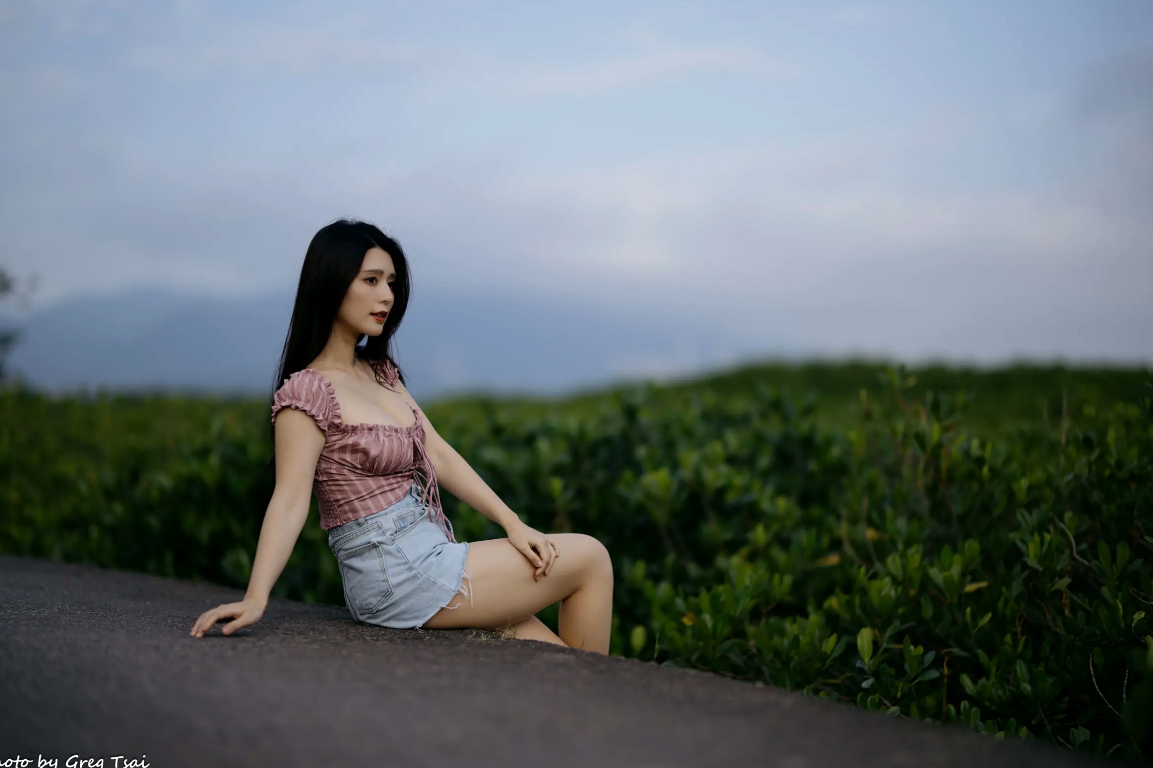 Gallery - 筱筱 - 八里户外街拍写真，粉色露肩上衣配短裤，尽显傲人身材与甜美气质户外街拍性感气质女神 女神私房照_秀色女神 - image 37
