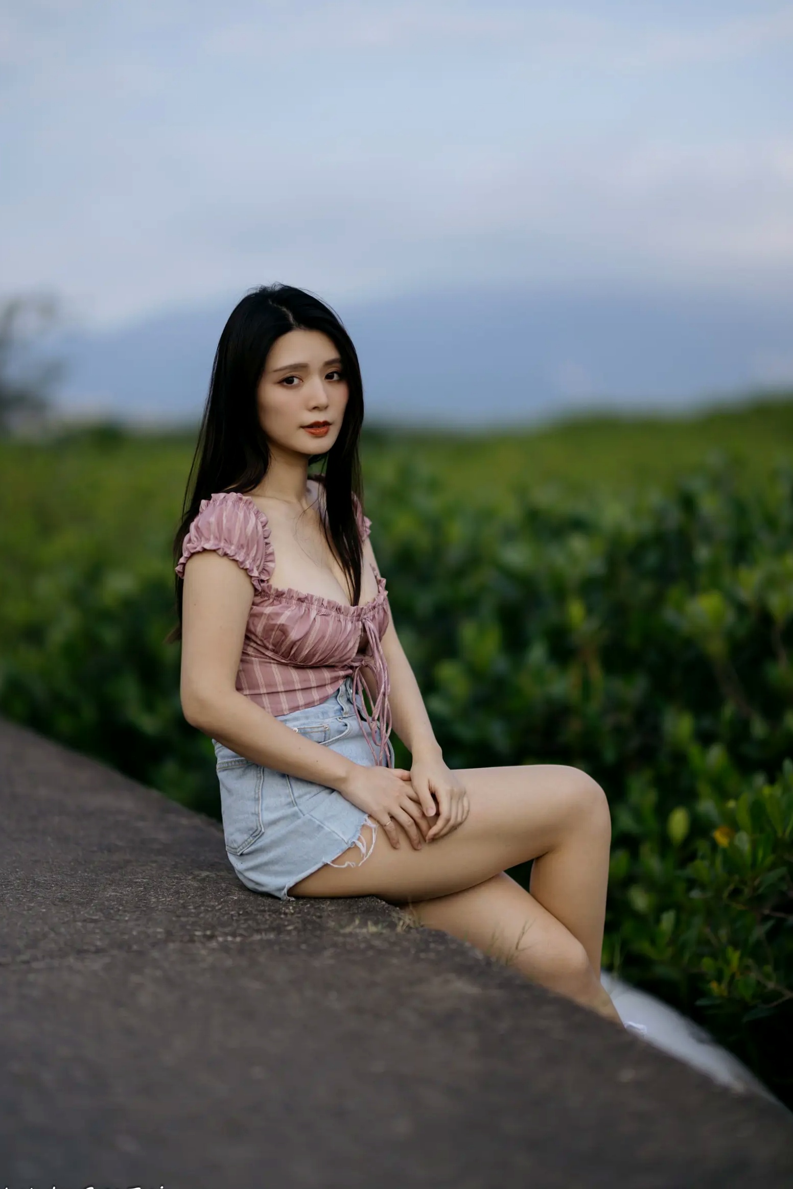 Gallery - 筱筱 - 八里户外街拍写真，粉色露肩上衣配短裤，尽显傲人身材与甜美气质户外街拍性感气质女神 女神私房照_秀色女神 - image 38