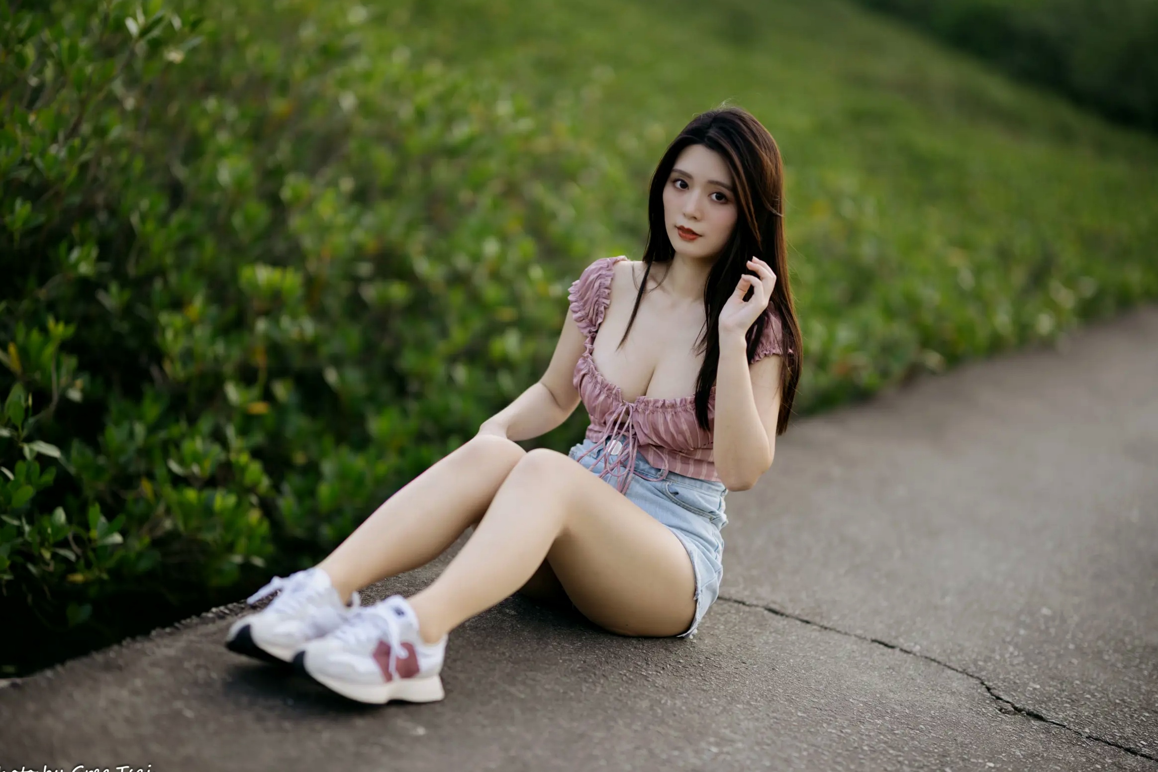 Gallery - 筱筱 - 八里户外街拍写真，粉色露肩上衣配短裤，尽显傲人身材与甜美气质户外街拍性感气质女神 女神私房照_秀色女神 - image 43