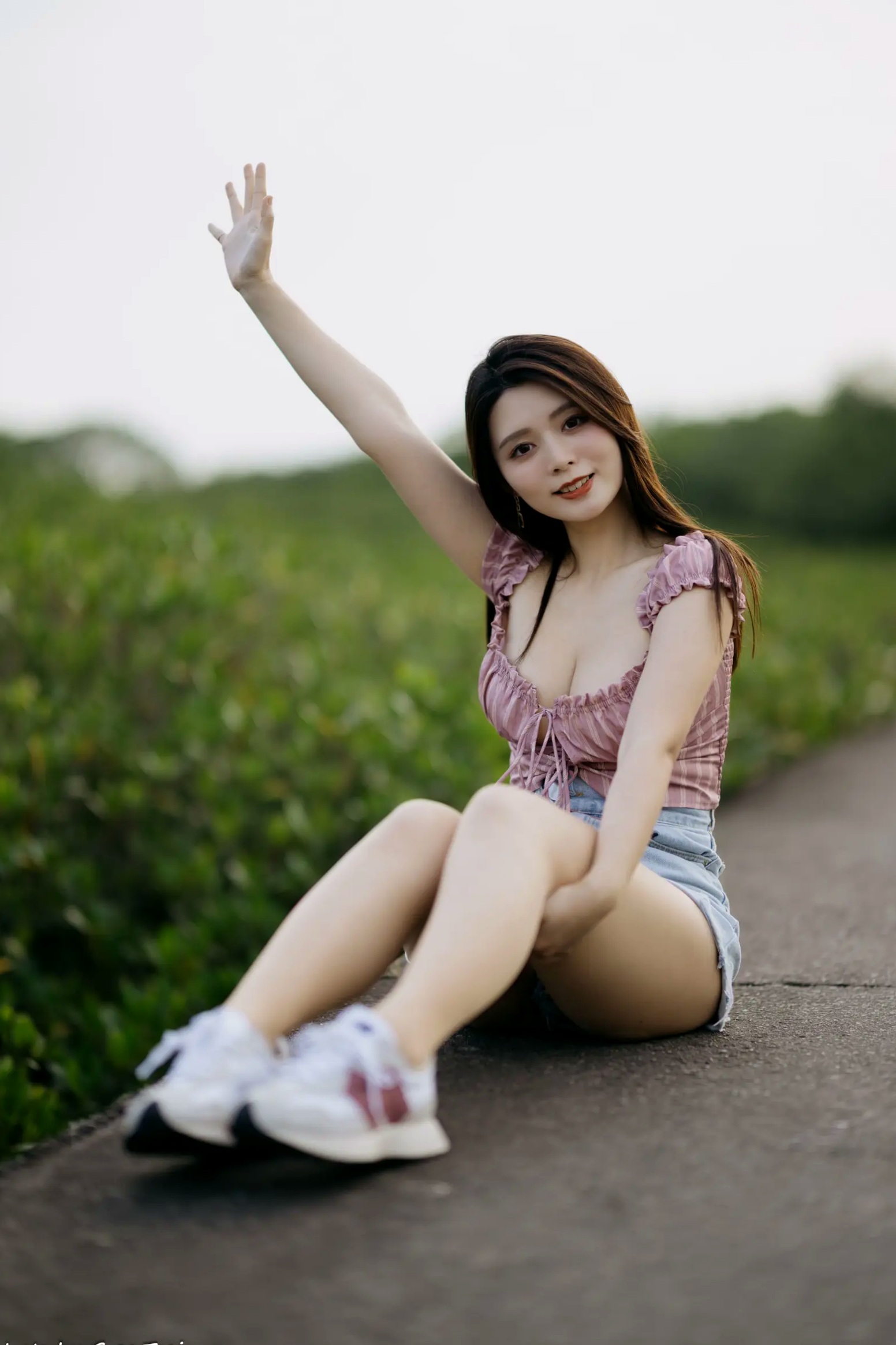 Gallery - 筱筱 - 八里户外街拍写真，粉色露肩上衣配短裤，尽显傲人身材与甜美气质户外街拍性感气质女神 女神私房照_秀色女神 - image 44