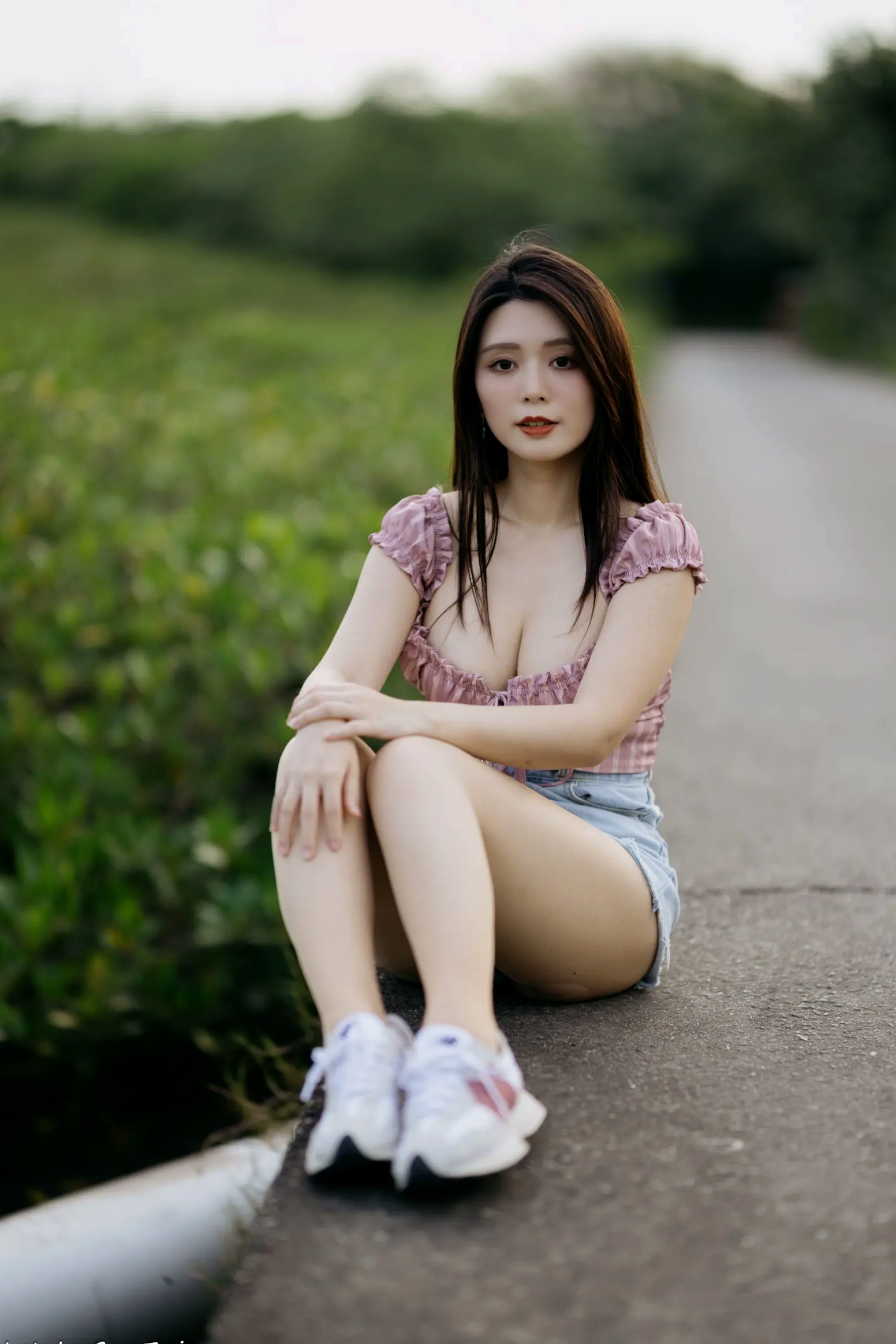 Gallery - 筱筱 - 八里户外街拍写真，粉色露肩上衣配短裤，尽显傲人身材与甜美气质户外街拍性感气质女神 女神私房照_秀色女神 - image 45