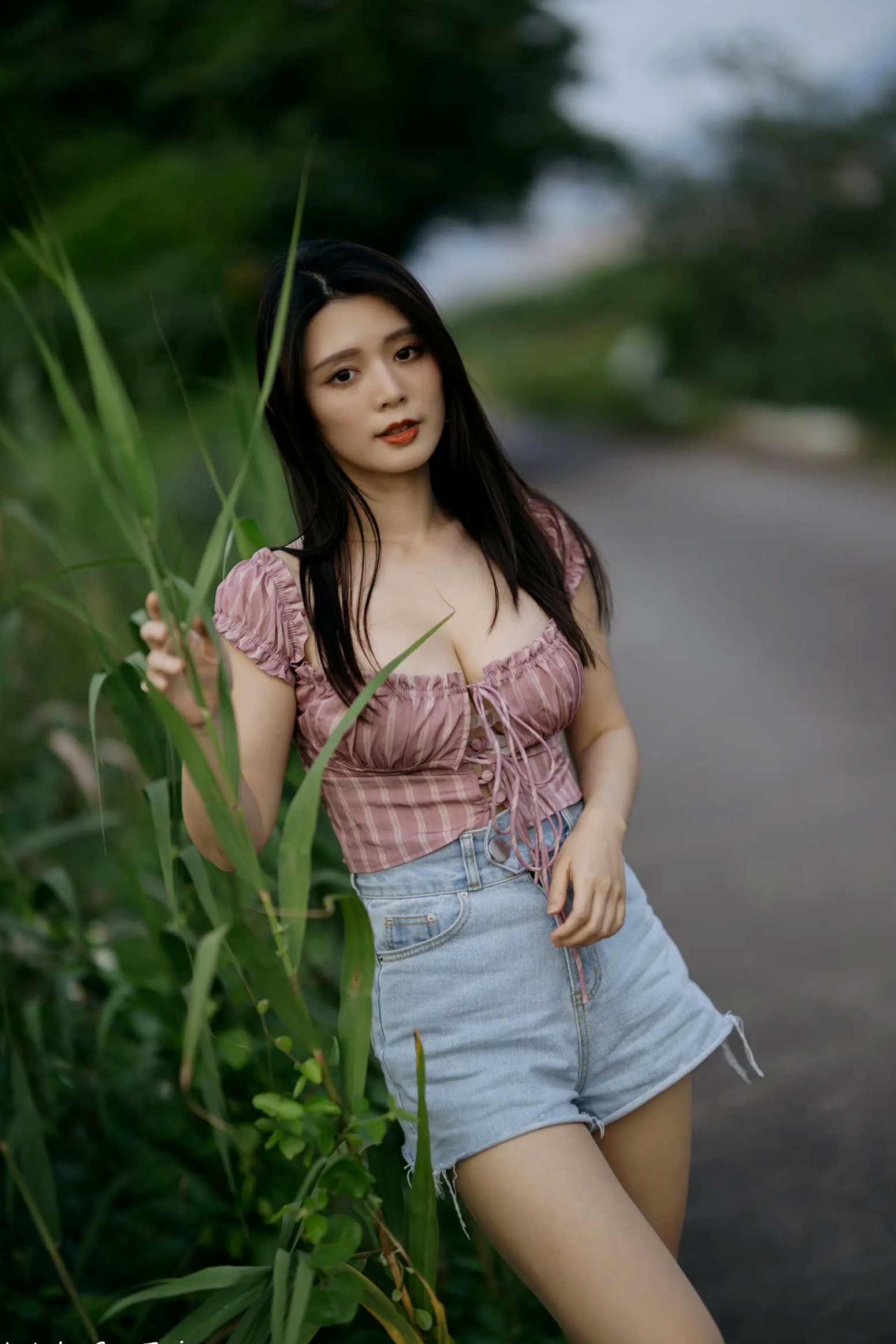 Gallery - 筱筱 - 八里户外街拍写真，粉色露肩上衣配短裤，尽显傲人身材与甜美气质户外街拍性感气质女神 女神私房照_秀色女神 - image 47
