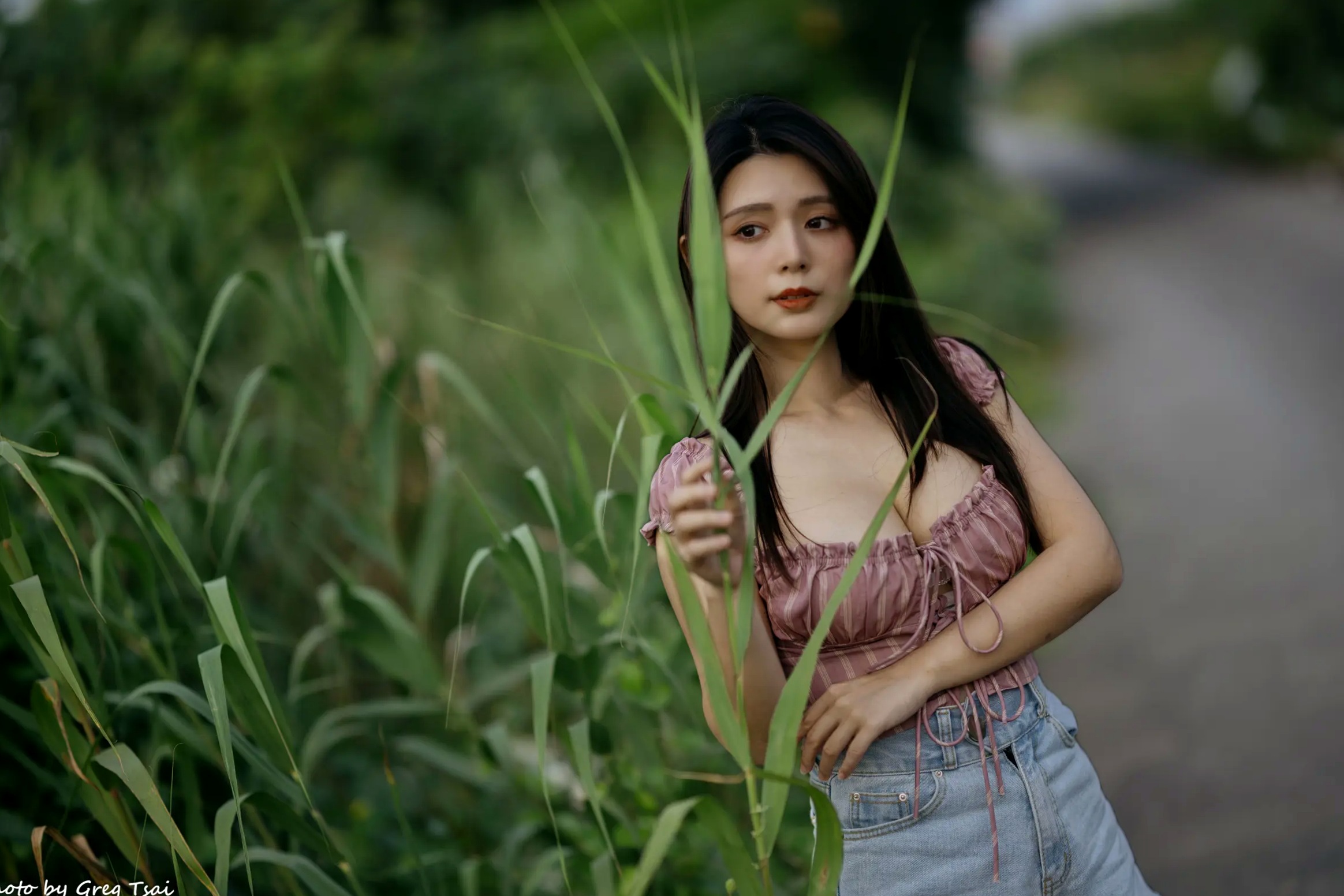 Gallery - 筱筱 - 八里户外街拍写真，粉色露肩上衣配短裤，尽显傲人身材与甜美气质户外街拍性感气质女神 女神私房照_秀色女神 - image 48