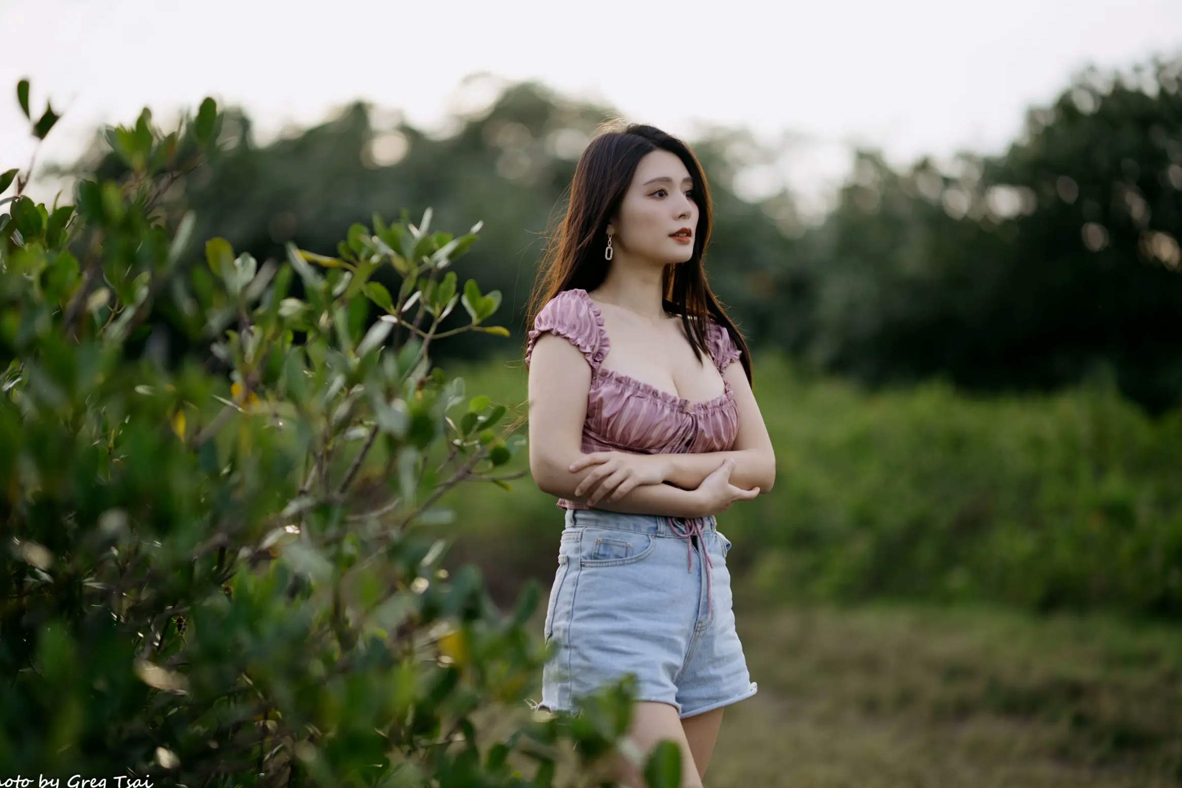 Gallery - 筱筱 - 八里户外街拍写真，粉色露肩上衣配短裤，尽显傲人身材与甜美气质户外街拍性感气质女神 女神私房照_秀色女神 - image 51