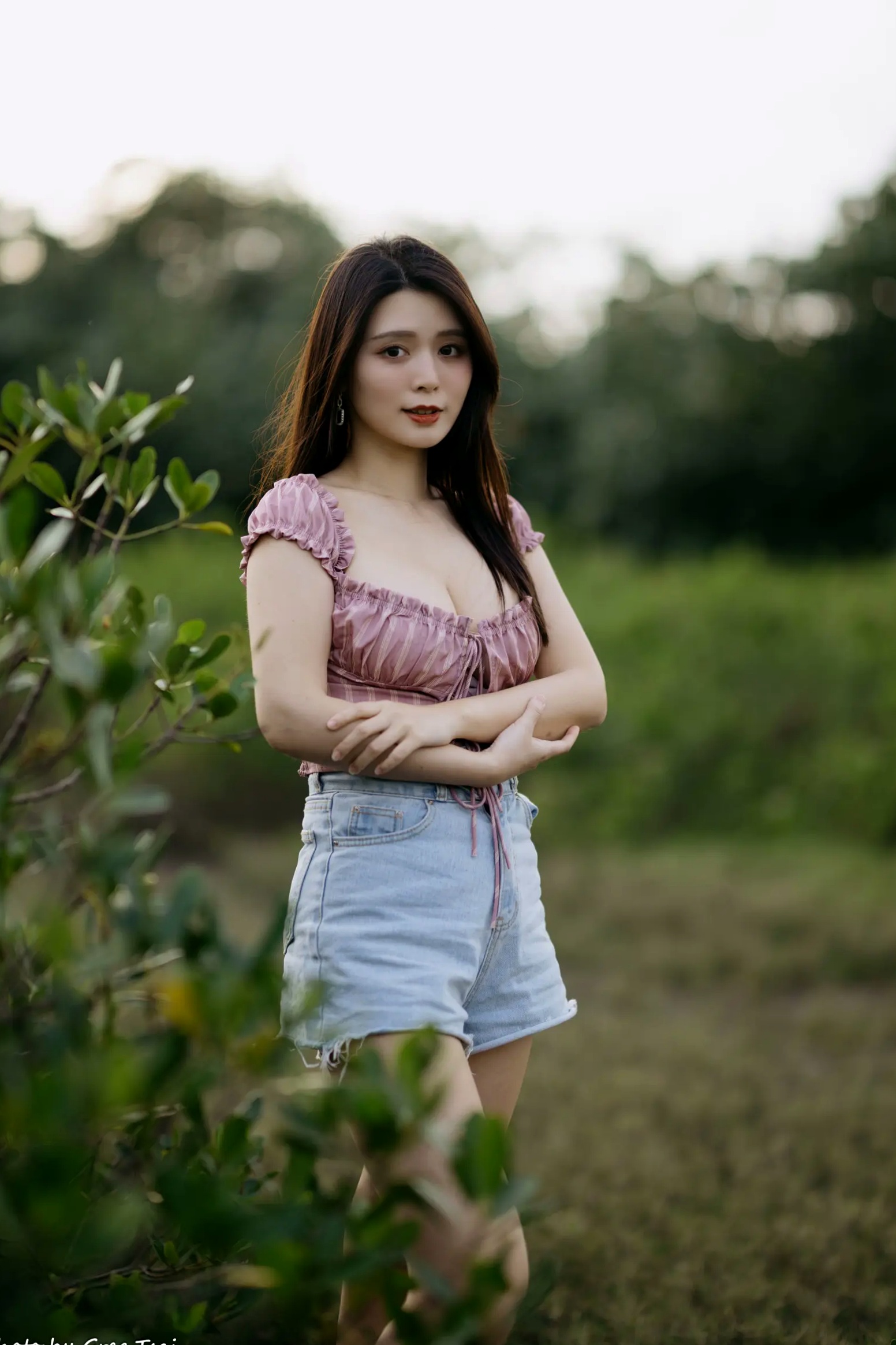Gallery - 筱筱 - 八里户外街拍写真，粉色露肩上衣配短裤，尽显傲人身材与甜美气质户外街拍性感气质女神 女神私房照_秀色女神 - image 52