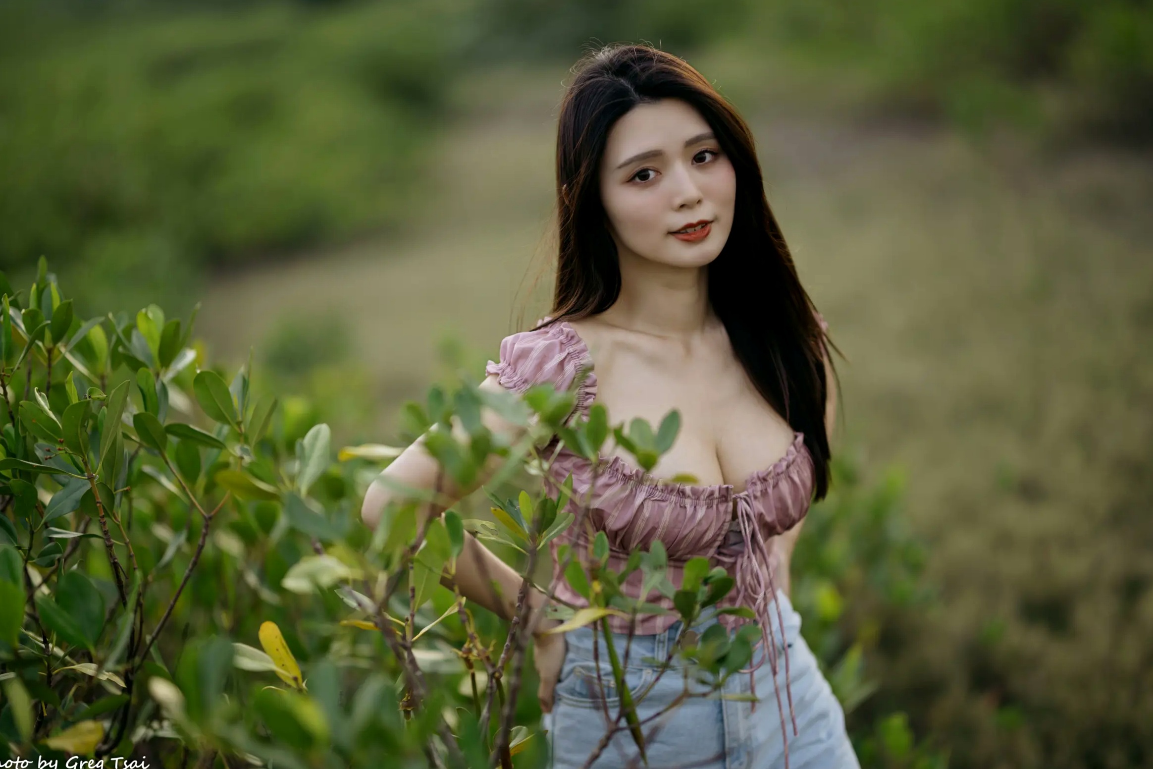 Gallery - 筱筱 - 八里户外街拍写真，粉色露肩上衣配短裤，尽显傲人身材与甜美气质户外街拍性感气质女神 女神私房照_秀色女神 - image 53