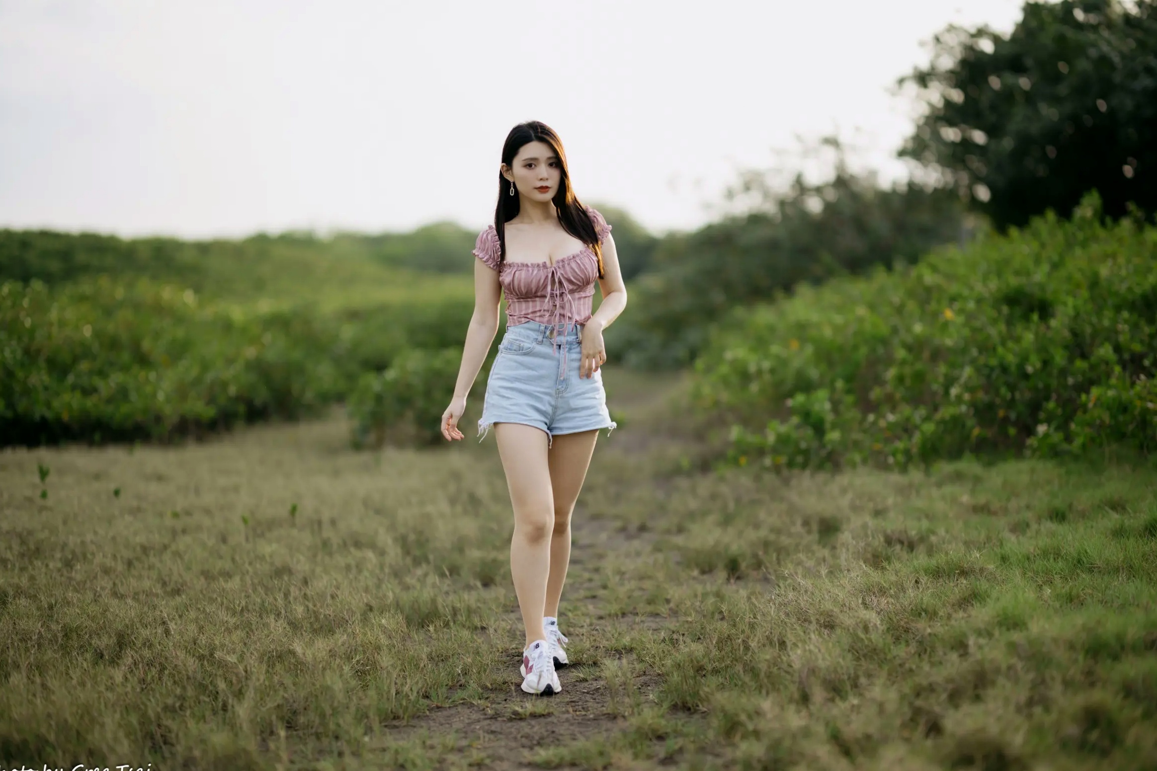 Gallery - 筱筱 - 八里户外街拍写真，粉色露肩上衣配短裤，尽显傲人身材与甜美气质户外街拍性感气质女神 女神私房照_秀色女神 - image 74