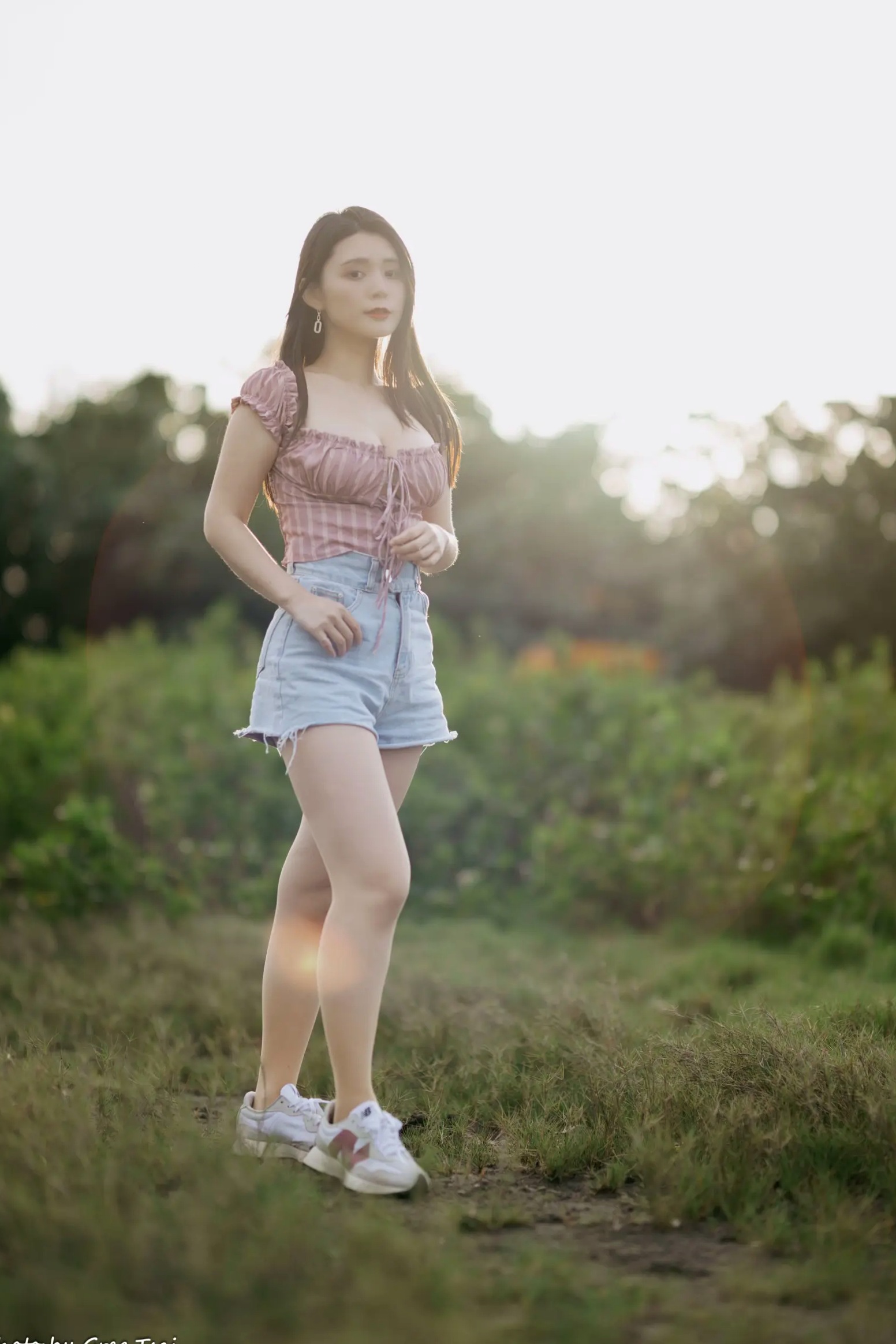 Gallery - 筱筱 - 八里户外街拍写真，粉色露肩上衣配短裤，尽显傲人身材与甜美气质户外街拍性感气质女神 女神私房照_秀色女神 - image 75