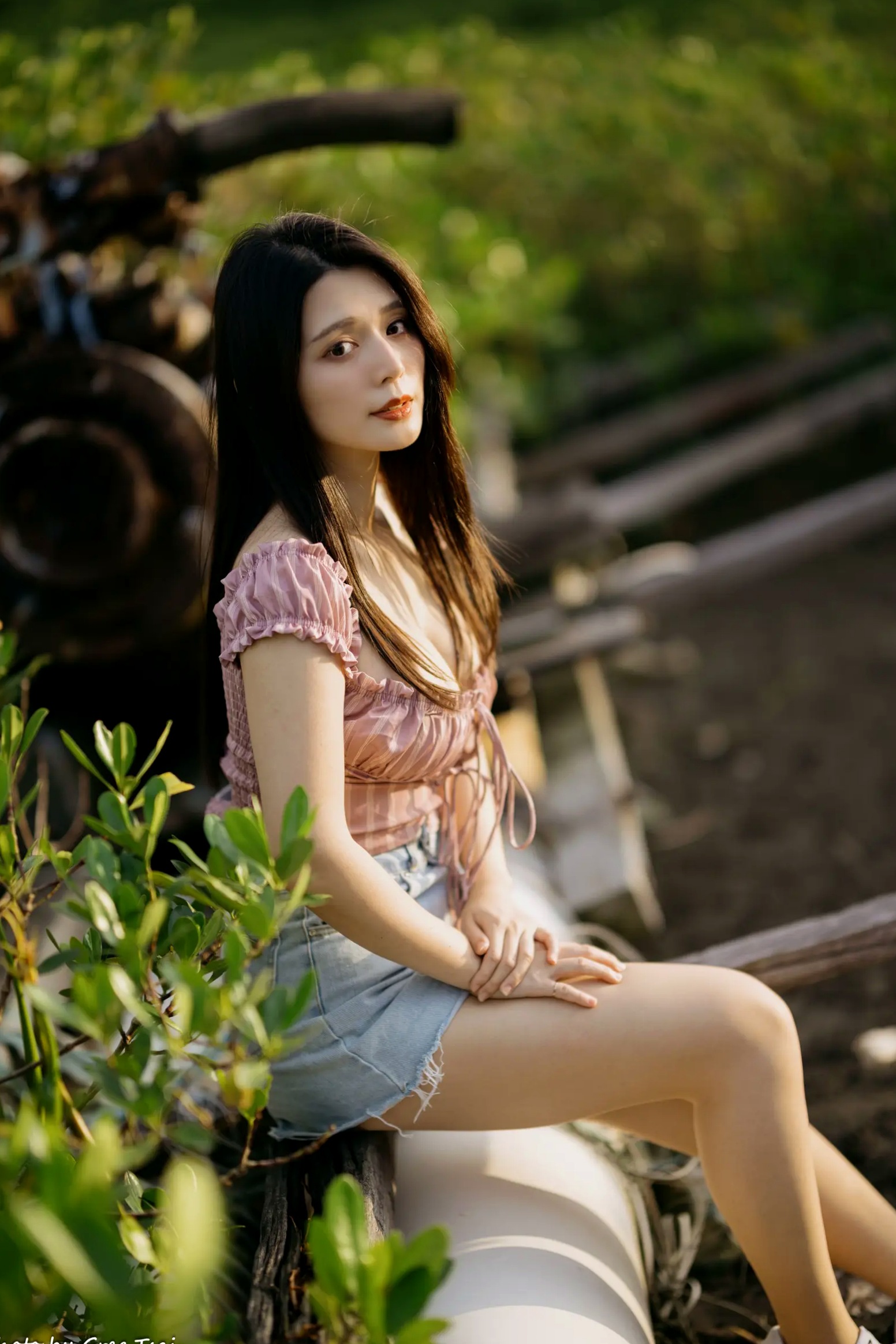 Gallery - 筱筱 - 八里户外街拍写真，粉色露肩上衣配短裤，尽显傲人身材与甜美气质户外街拍性感气质女神 女神私房照_秀色女神 - image 83
