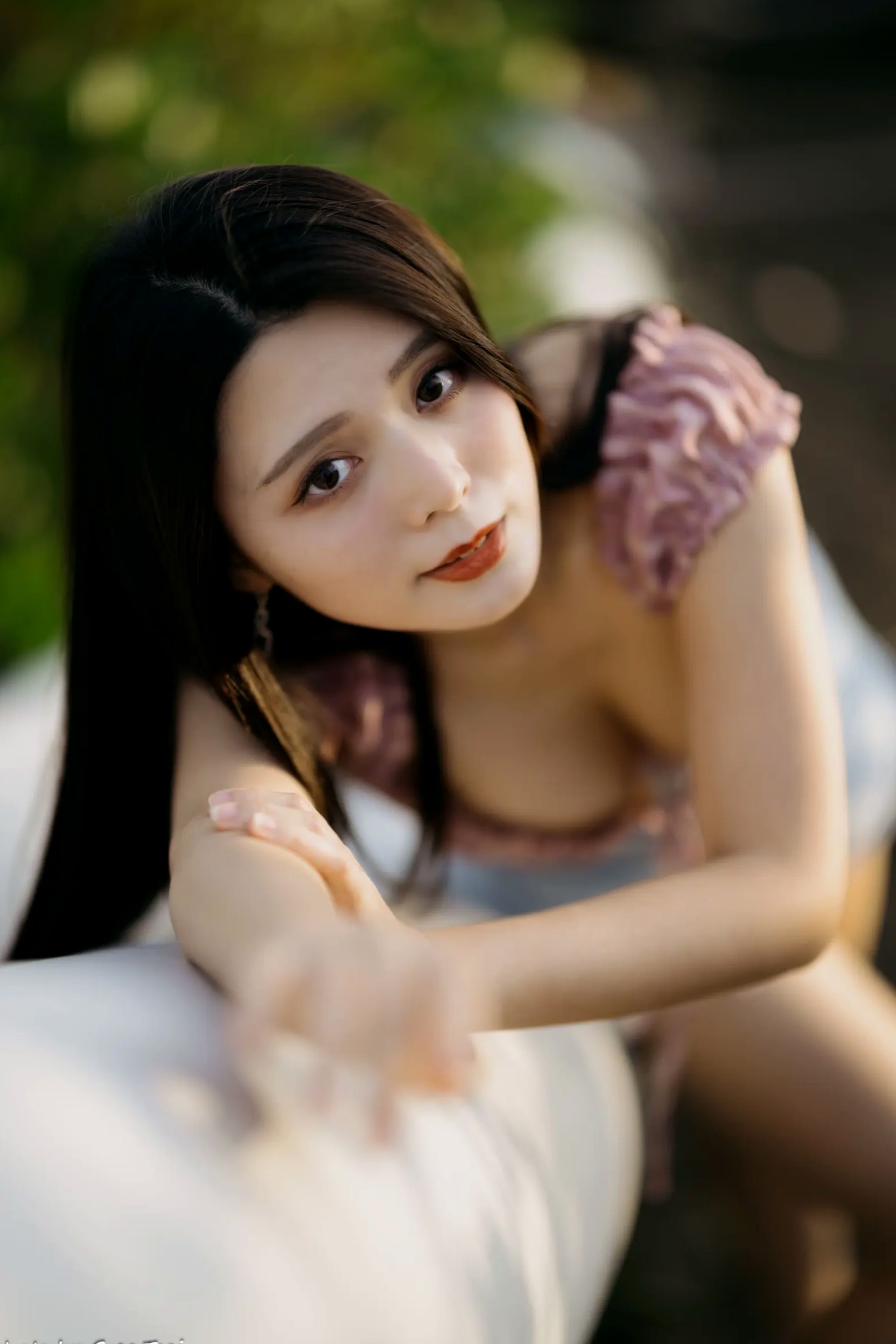 Gallery - 筱筱 - 八里户外街拍写真，粉色露肩上衣配短裤，尽显傲人身材与甜美气质户外街拍性感气质女神 女神私房照_秀色女神 - image 85