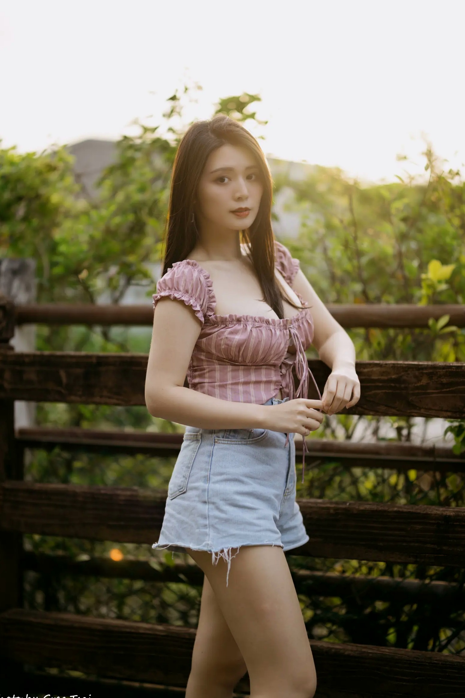 Gallery - 筱筱 - 八里户外街拍写真，粉色露肩上衣配短裤，尽显傲人身材与甜美气质户外街拍性感气质女神 女神私房照_秀色女神 - image 94