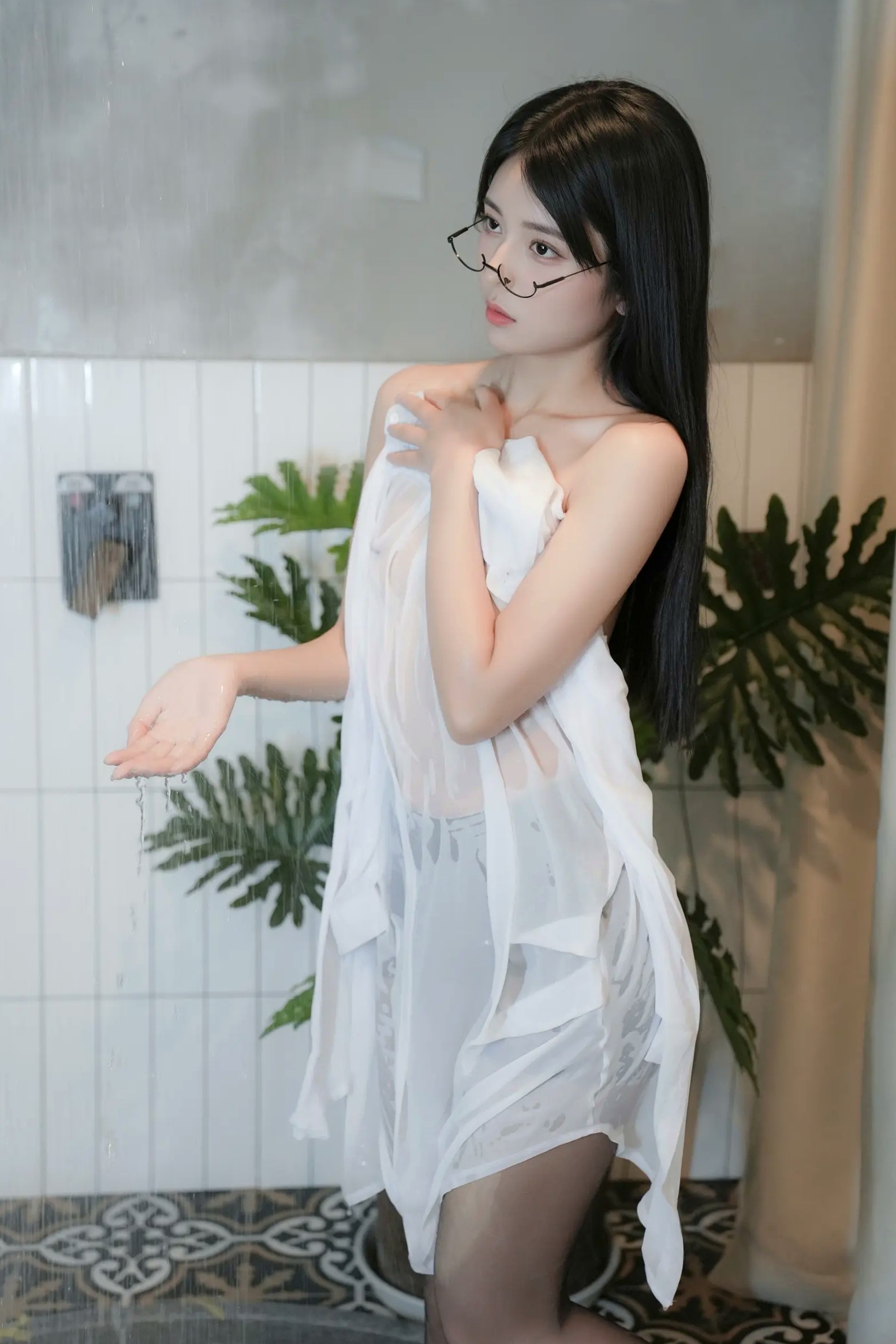 Gallery - 美少女@ - 办公室OL职场诱惑，清纯戴镜美女搭配黑丝高跟，上演极致湿身牛奶写真大片 [69P]诱惑制服丝袜黑丝湿身 女神私房照_秀色女神 - image 34