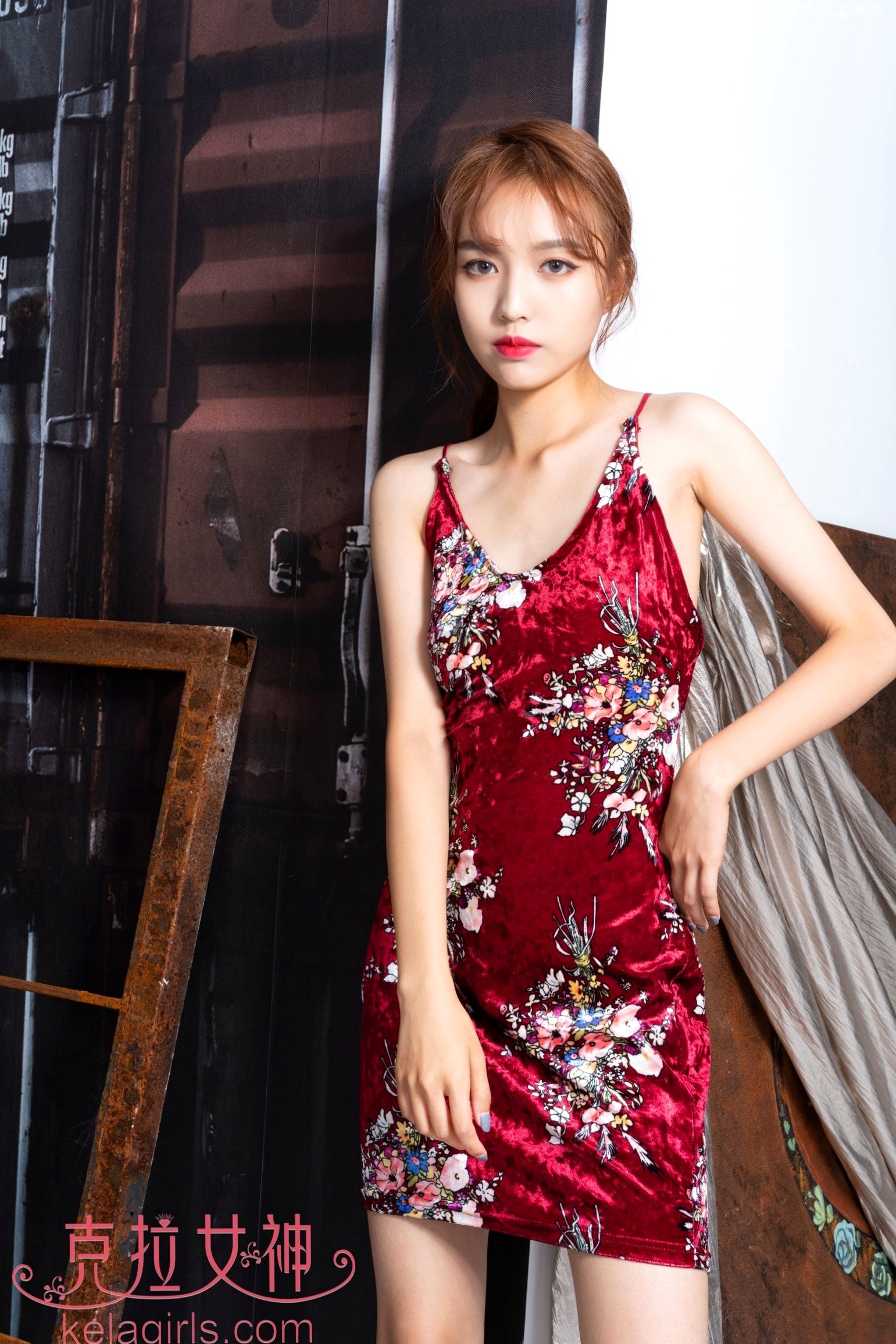 Gallery - KelaGirls克拉女神-小岚《稚颜红裙》：复古酒红丝绒短裙写真，气质美女秀玲珑曲线，精致露背风情万种，尽显都市御姐性感魅力克拉女神御女郎 - Royal Lady 气质性感 女神私房照_秀色女神 - image 23