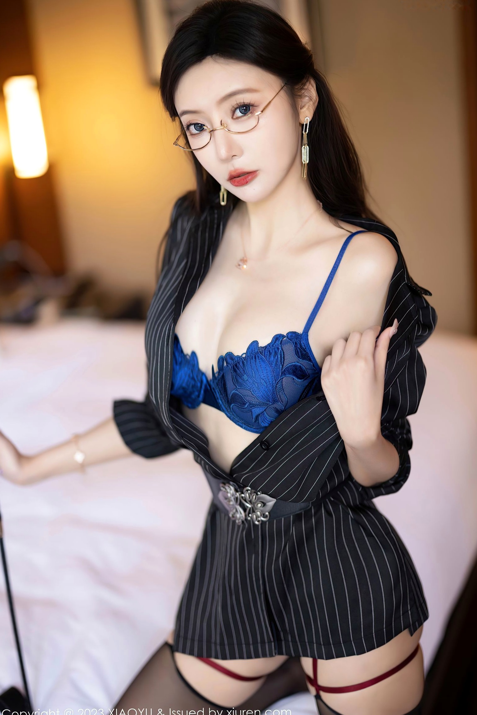 Gallery - XiaoYu语画界 - Painting World -王馨瑶yanni-禁欲系办公室制服与蓝调内衣，黑丝美腿尽显职场御姐风范，极致高端酒店私房大尺度摄影语画界 - Painting World 性感制服黑丝御女郎 - Royal Lady 私房照 女神私房照_秀色女神 - image 38