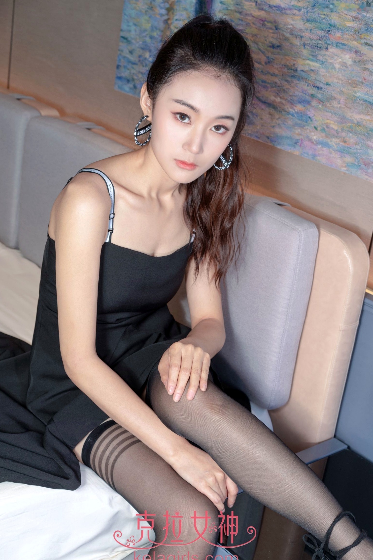 Gallery - KelaGirls克拉女神-赵敏：居家白色T恤配黑色丝袜，洗衣机旁演绎清新私房美腿诱惑丝袜家居私房照性感 女神私房照_秀色女神 - image 9