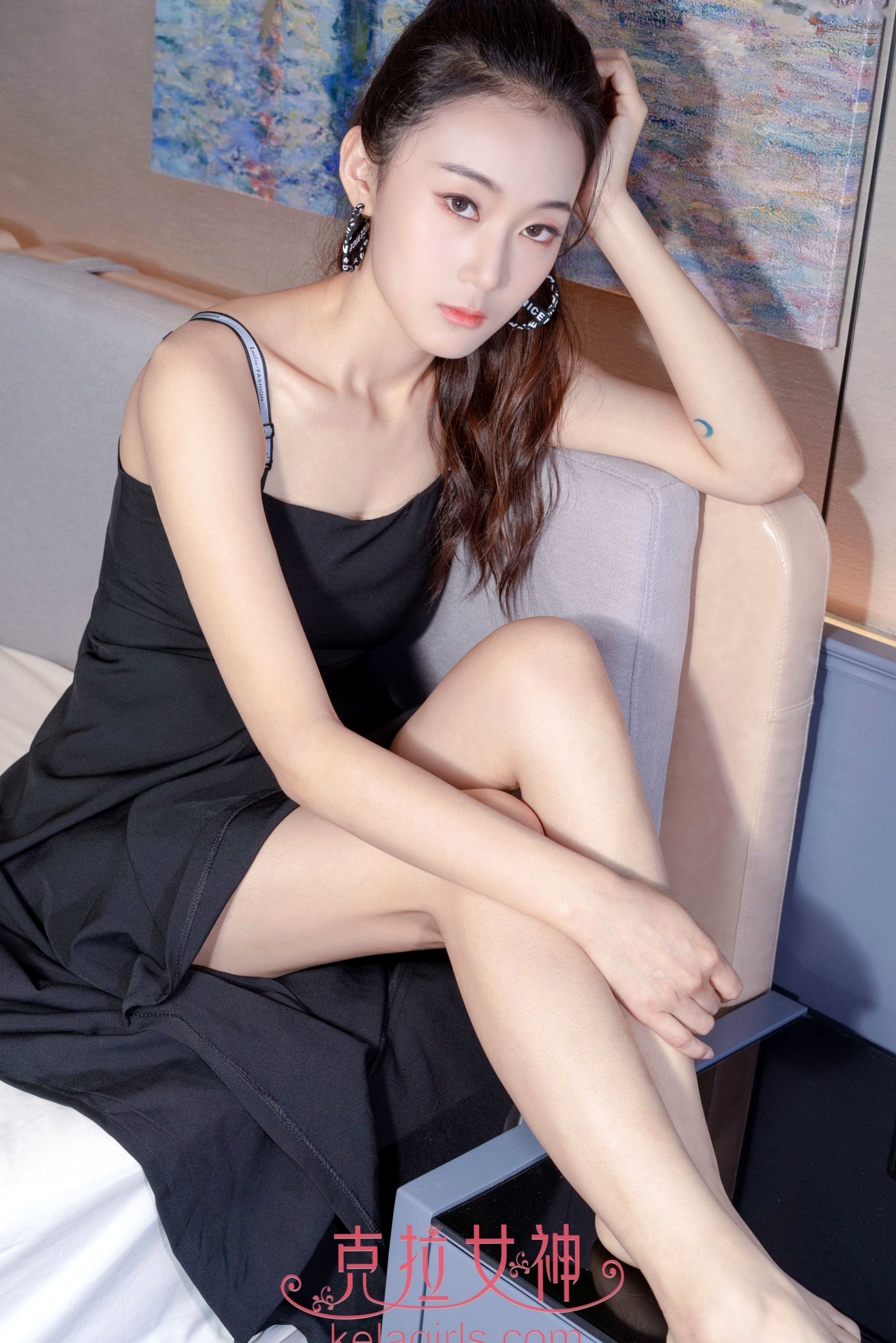 Gallery - KelaGirls克拉女神-赵敏：居家白色T恤配黑色丝袜，洗衣机旁演绎清新私房美腿诱惑丝袜家居私房照性感 女神私房照_秀色女神 - image 12